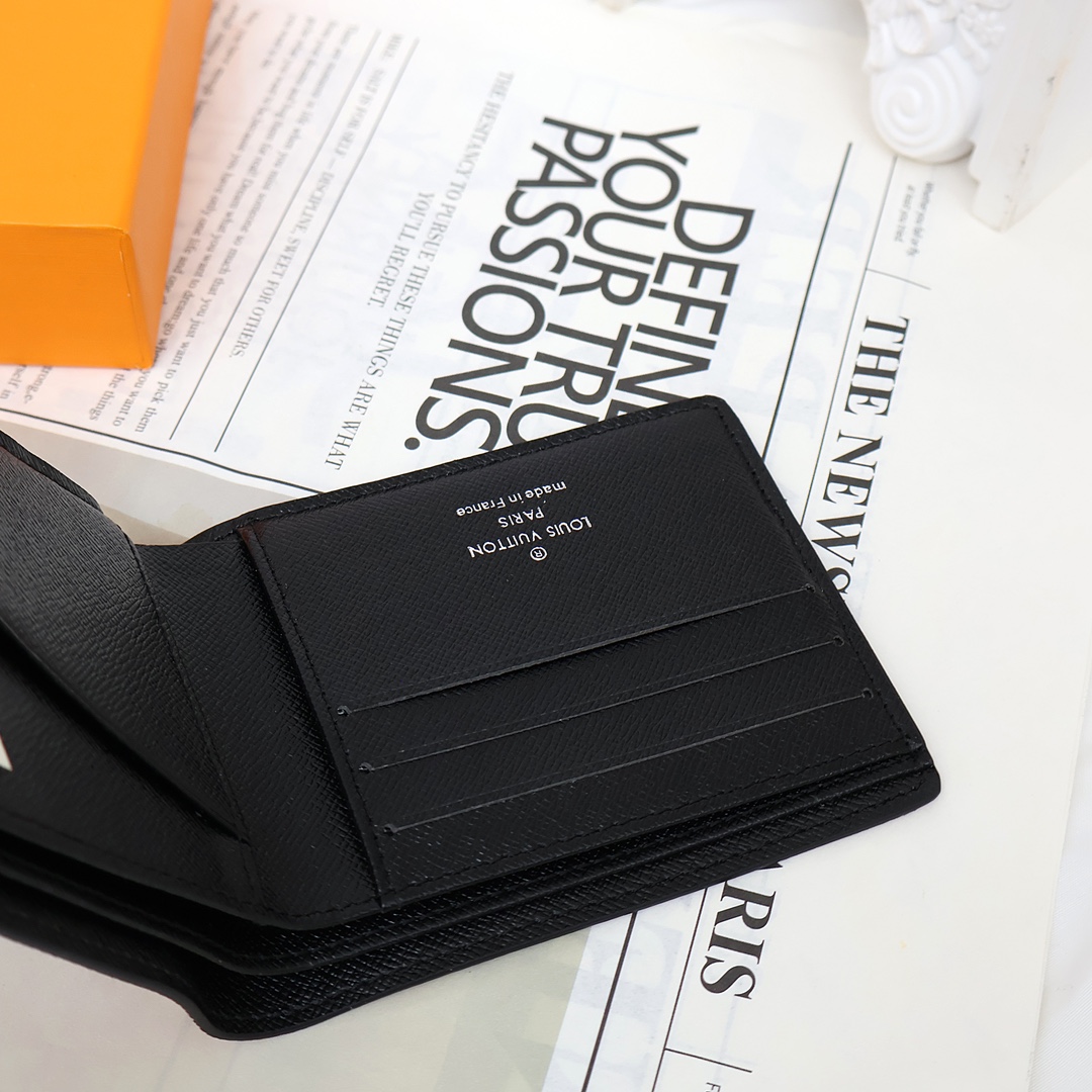 Different color options of the slim leather bifold wallet