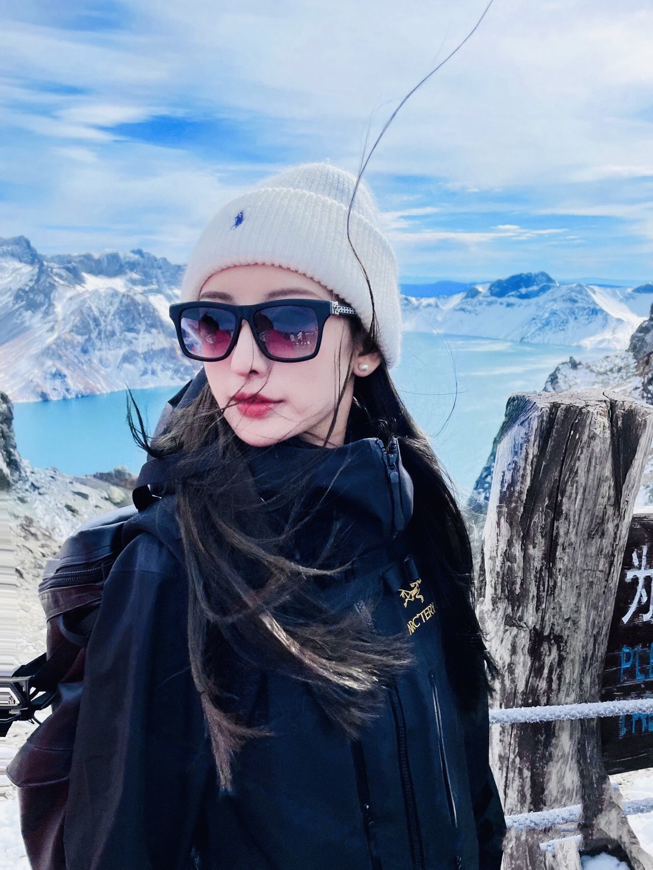 NO:461761,Arctery King, Alpha SV series 6th generation, a windbreaker that can satisfy all the fantasies of outdoor people!  This hard shell jacket is really YYDS!  ARC'TERYX·SV has been completely conquered by anyone who has worn it. There has been comments that 'this dress has been worn to the next generation, and the clothes are still completely renewed.' Whether it is the baptism of storms and snow, or the extreme unpredictable weather that has been experienced for 10 hours in a row, the body temperature and body feeling has been stable all the way, and there is no sign of loss of temperature!  This king-fried hard shell is also firm and shiny, as dry as before, without any trace of water marks. The fabric uses the original waterproof N100d-X 3L ISO standard 90 (ISO4) level GORE-TEX PRO technology fabric, with breathability reaching the original standard 5000+ value!  Fabric features: Anti-fouling, wind-proof, dust-proof, and three-proof, cold-resistant and thermal insulation!  The same style for men and women, the style is loose and versatile, outdoor sports waterproof, full set of hardware original customized logos!  The traditional organ cross-inverted entry of the mountain pocket is set in the high position, VISLON center front zipper, adjustable Velcro cuff Velcro label, compatible with Zip-in, and embroidered with the ARC t* logo on the chest. The ALPHA SV jacket is Arc’t* star product. It has always performed well in harsh mountain environments. It is now more powerful and has a lighter weight. The SV has a complete performance design, and it has a helmet compatible with StormHood hood, underarm zipper and splicing cut. It has always been an ideal choice for long-term use in harsh environments. Whether it is outdoor travel or daily commuting, it is a must-have item in the wardrobe!  Colors gray and white, black and white, black gold, blue, orange, grass green Size S-XL exclusively available, loro piano, jackets & coats,hats,alexander wang19860909Arctery王炸,阿尔法SV系列6代,一件能满足户外人全部幻想的冲锋衣！ 这件硬壳冲锋衣防护水准真的YYDS！ARC'TERYX·SV穿过它的人都被彻底征服,曾有评论“这件衣服穿到下一代一代了,衣服还是焕然一新”无论是一路狂风暴雨零下冰雪的洗礼,还是连续经历10小时极端变幻莫测的天气,穿它ta后的体温体感一路既往的安稳,竟无任何失温风迹象！这件王炸硬壳也坚挺光鲜,干爽如初没有一丝水痕 面料采用原厂防水N100d-X 3L ISO标准90（ISO4）级别的 GORE-TEX PRO 科技面料,透气性达到原厂标准5000+数值！面料特点 防污 防风 防尘 做到三防 耐寒 保温！ 男女同款 版型宽松百搭 户外运动防水 全套五金原厂定制Logo ！ 传统风琴交叉反向进入高山口袋设置在高位,VISLON中央正面拉链,可调节Velcro袖口魔术贴标签,兼容Zip-in,在胸前采用百达灵机器绣上了ARC t*徽标 ALPHA SV夹克是Arc’t*的明星产品,一直在高山恶劣环境中表现突出,现在功能更强大,重量更轻. SV的性能设计齐全,有头盔兼容StormHood帽兜,腋下拉链和拼接剪裁,一直是恶劣环境长期使用的理想选择,无论是户外出行还是日常通勤都是衣橱必备单品！ 颜色灰白、黑白、黑金、蓝色、橙色、草绿 尺码S-XL 独家专供,,loro piana,jackets & coats,hats,alexander wang,Men's clothing