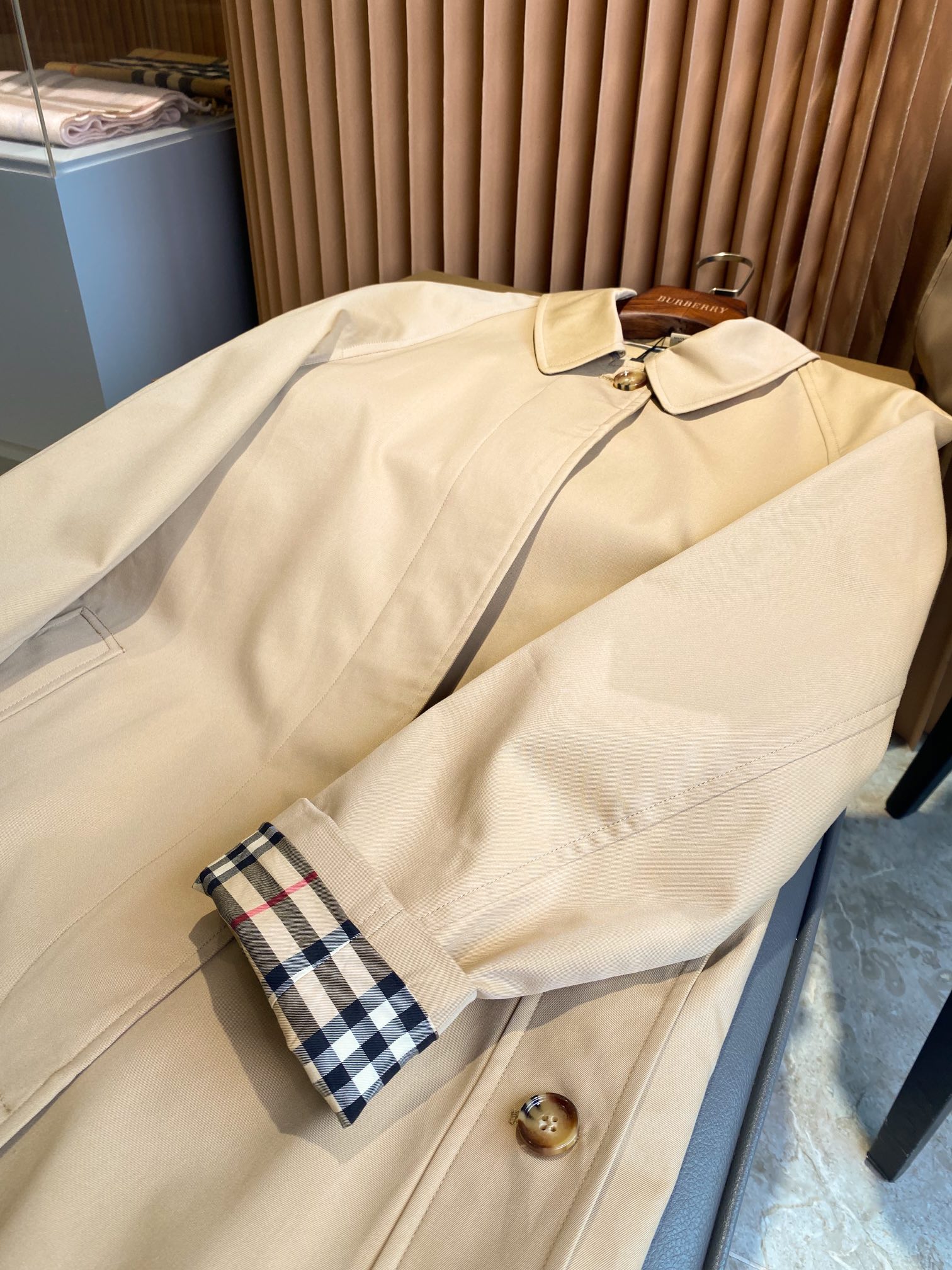 Burberry Women's Lightweight Windproof Trench Coat - Stylish & Versatile 9 i1690620512 1171 7