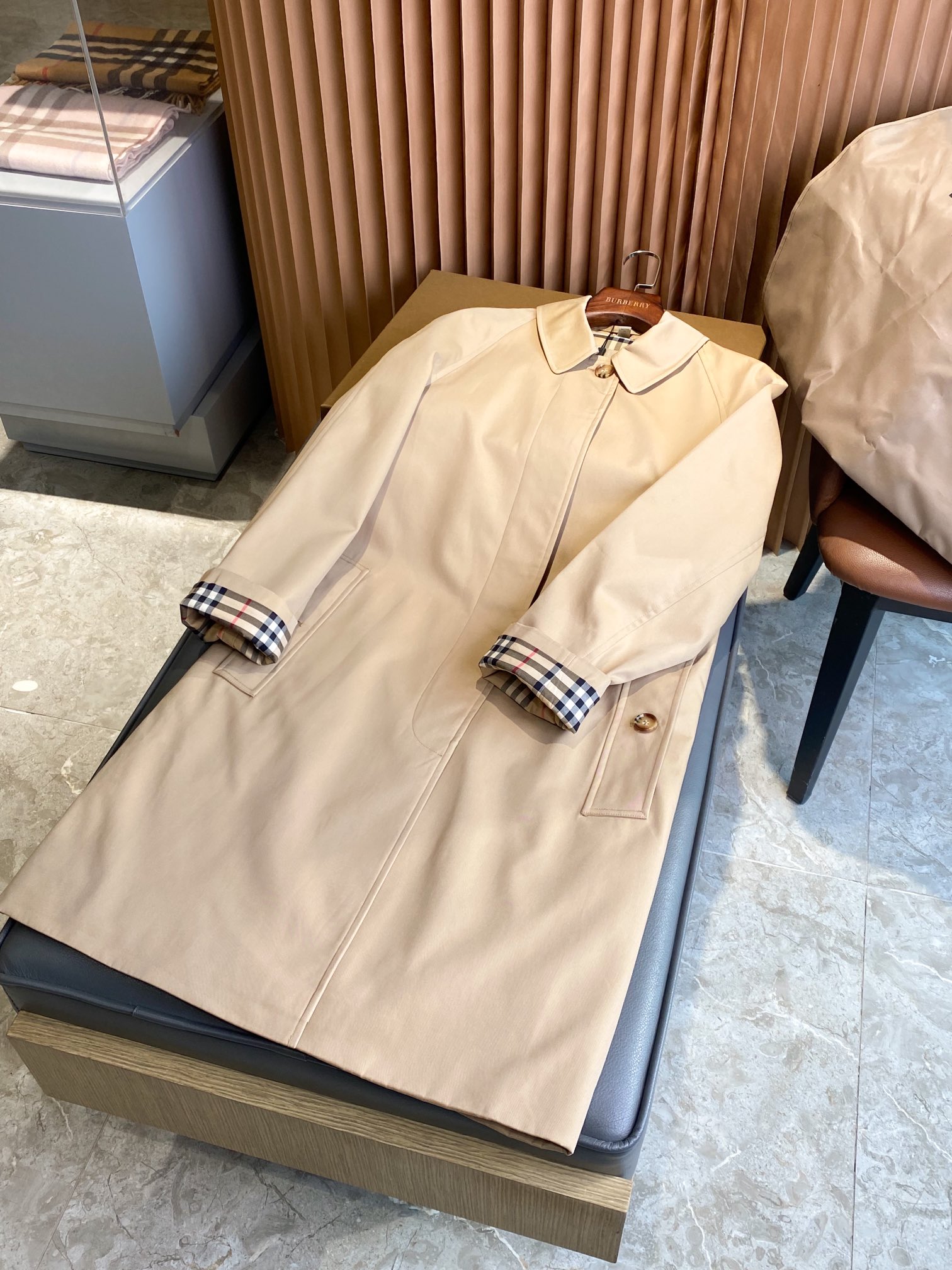 Burberry Women's Lightweight Windproof Trench Coat - Stylish & Versatile 2 i1690620512 3674 0