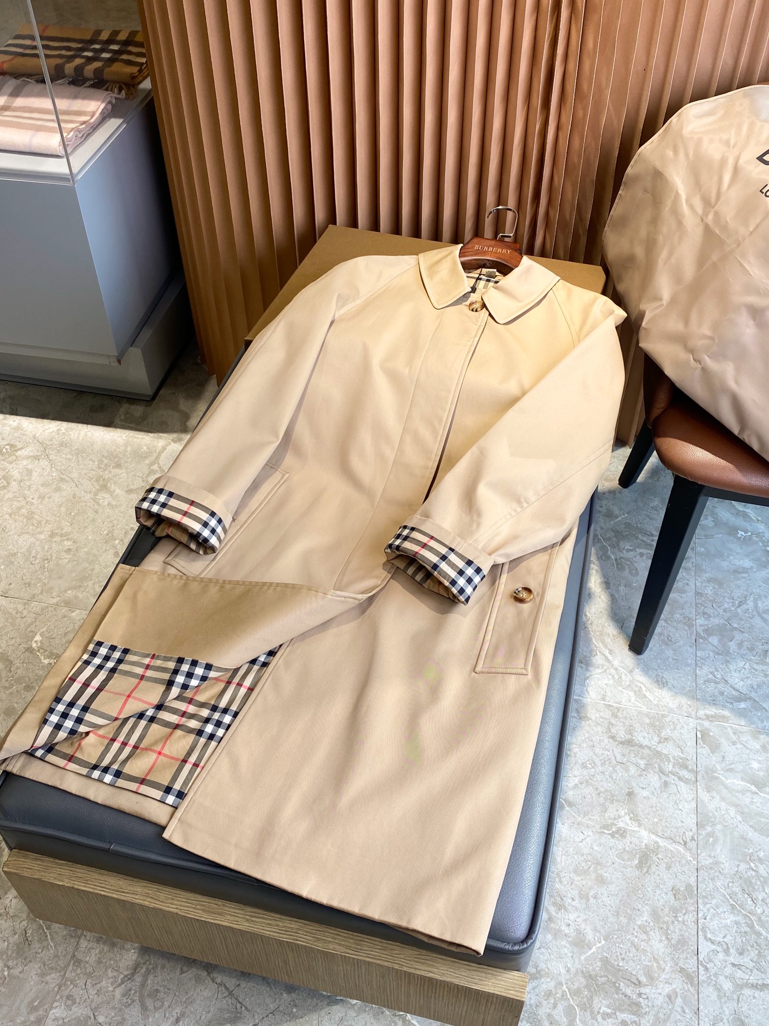 Burberry Women's Lightweight Windproof Trench Coat - Stylish & Versatile 3 i1690620512 7999 1