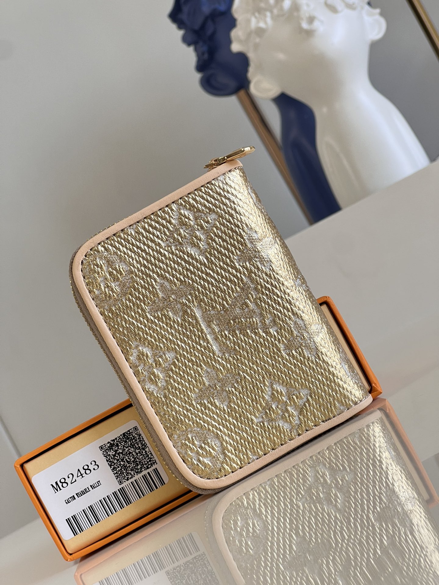 NO:400509,【Exclusive real photo M82483 gold】This Zippy zipper coin wallet is made of Monoglam jacquard canvas, with a delicate configuration covering the metallic luster with a delicate configuration. The exquisite configuration hides plenty of space and can easily be placed in a pocket or handbag, and can store credit cards, banknotes and coins. The wrap-around zipper is equipped with an LV inscription zipper head. Detailed features 11 x 8.5 x 2 cm (length x height x width) Z.320,LV [original leather],louis vuitton,wallets19860909【独家实拍 M82483金】此款 Zippy 拉链零钱包取材 Monoglam 提花帆布,以涂层工艺为玲珑构型笼罩金属光泽.精巧构型暗藏充裕空间,可轻松放入口袋或手袋,可收纳信用卡、纸钞及硬币.环绕式拉链配有 LV 铭纹拉链头.详细特征11 x 8.5 x 2 厘米 (长度 x 高 x 宽) Z.320,LV【原厂皮】,louis vuitton,wallets,Bag