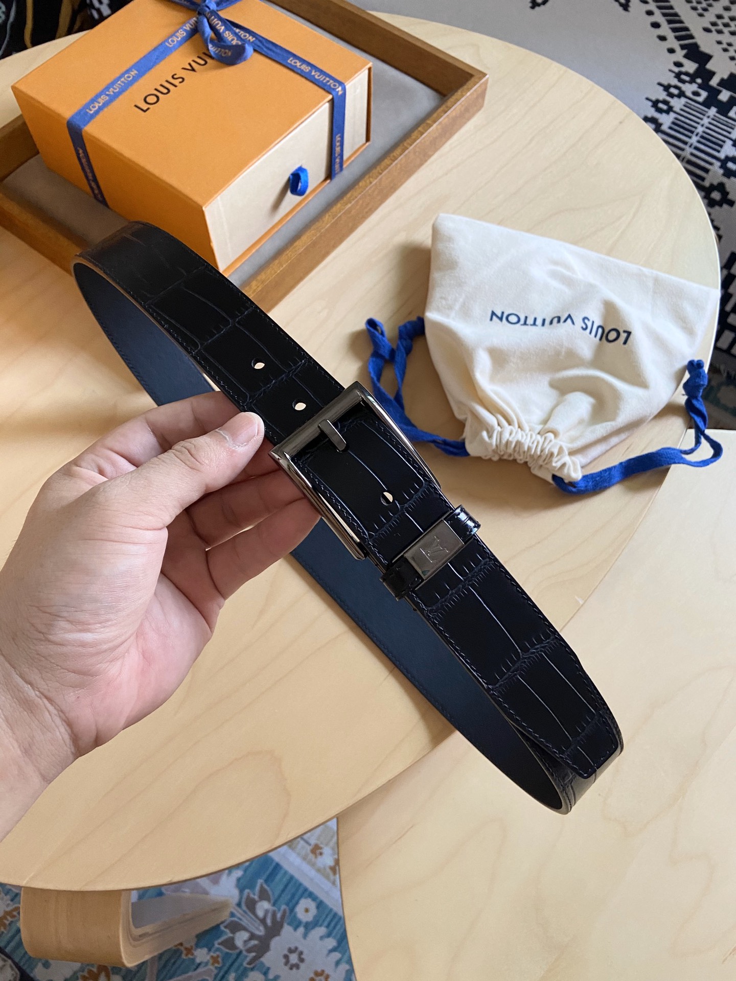 Louis Vuitton 代购版 新款LV 男士双面腰带取材进口专款面料 鳄鱼纹牛皮 方形搭扣暗藏珐琅 LV 标识
