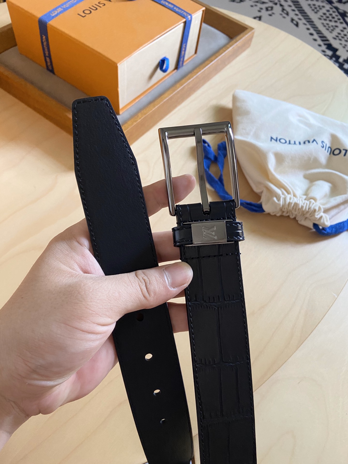 Louis Vuitton 代购版 新款LV 男士双面腰带取材进口专款面料 鳄鱼纹牛皮 方形搭扣暗藏珐琅 LV 标识