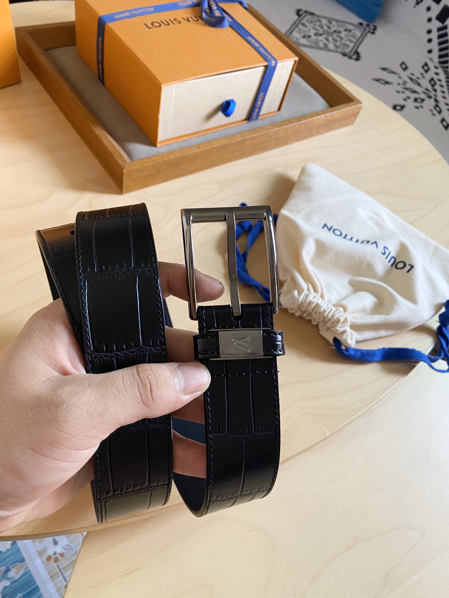 Louis Vuitton 代购版 新款LV 男士双面腰带取材进口专款面料 鳄鱼纹牛皮 方形搭扣暗藏珐琅 LV 标识