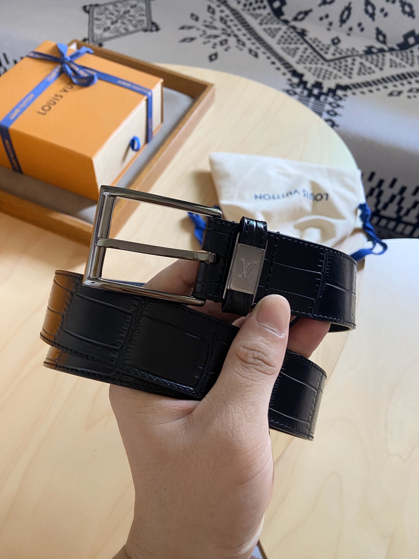 Louis Vuitton 代购版 新款LV 男士双面腰带取材进口专款面料 鳄鱼纹牛皮 方形搭扣暗藏珐琅 LV 标识
