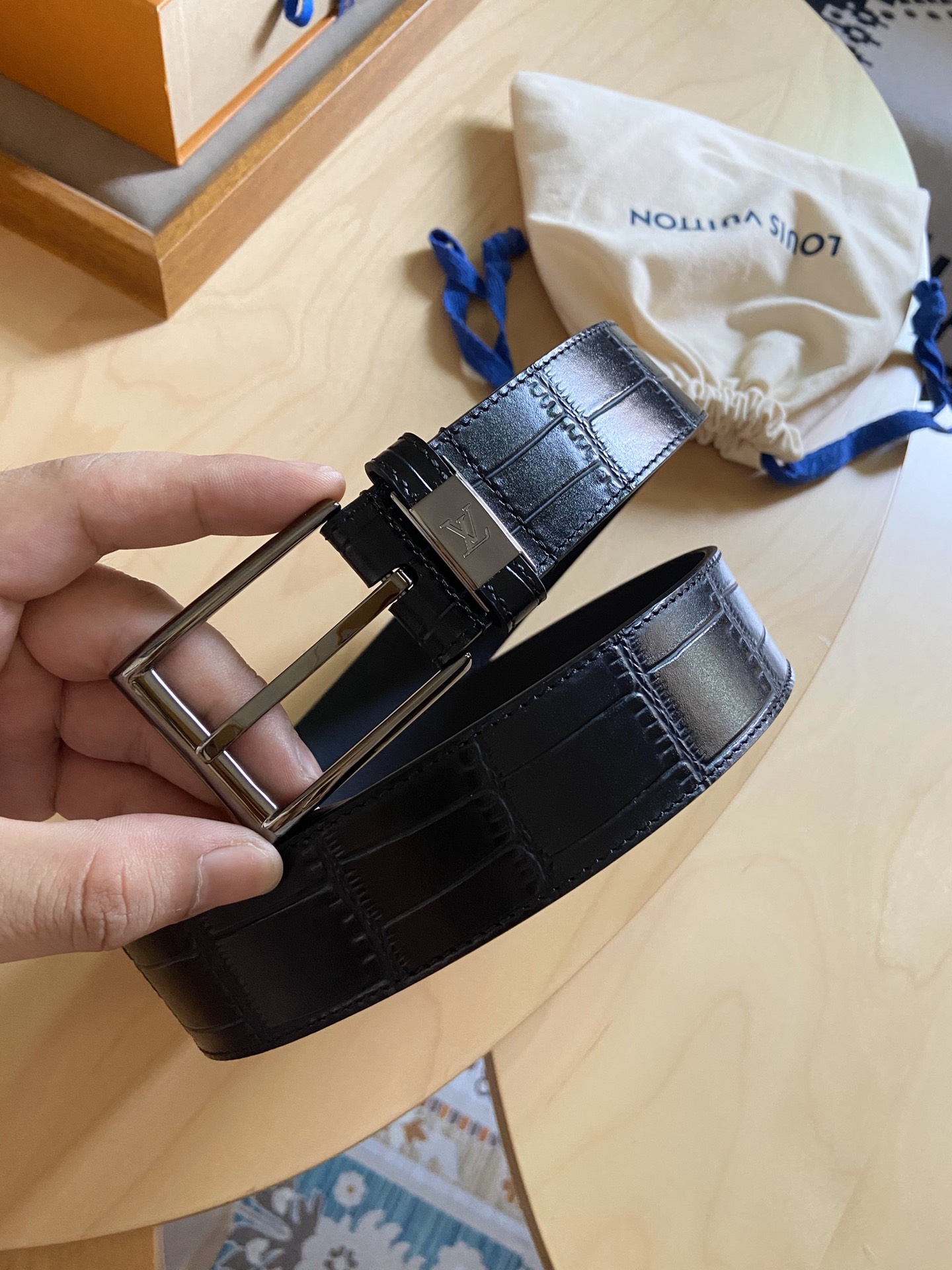 Louis Vuitton 代购版 新款LV 男士双面腰带取材进口专款面料 鳄鱼纹牛皮 方形搭扣暗藏珐琅 LV 标识