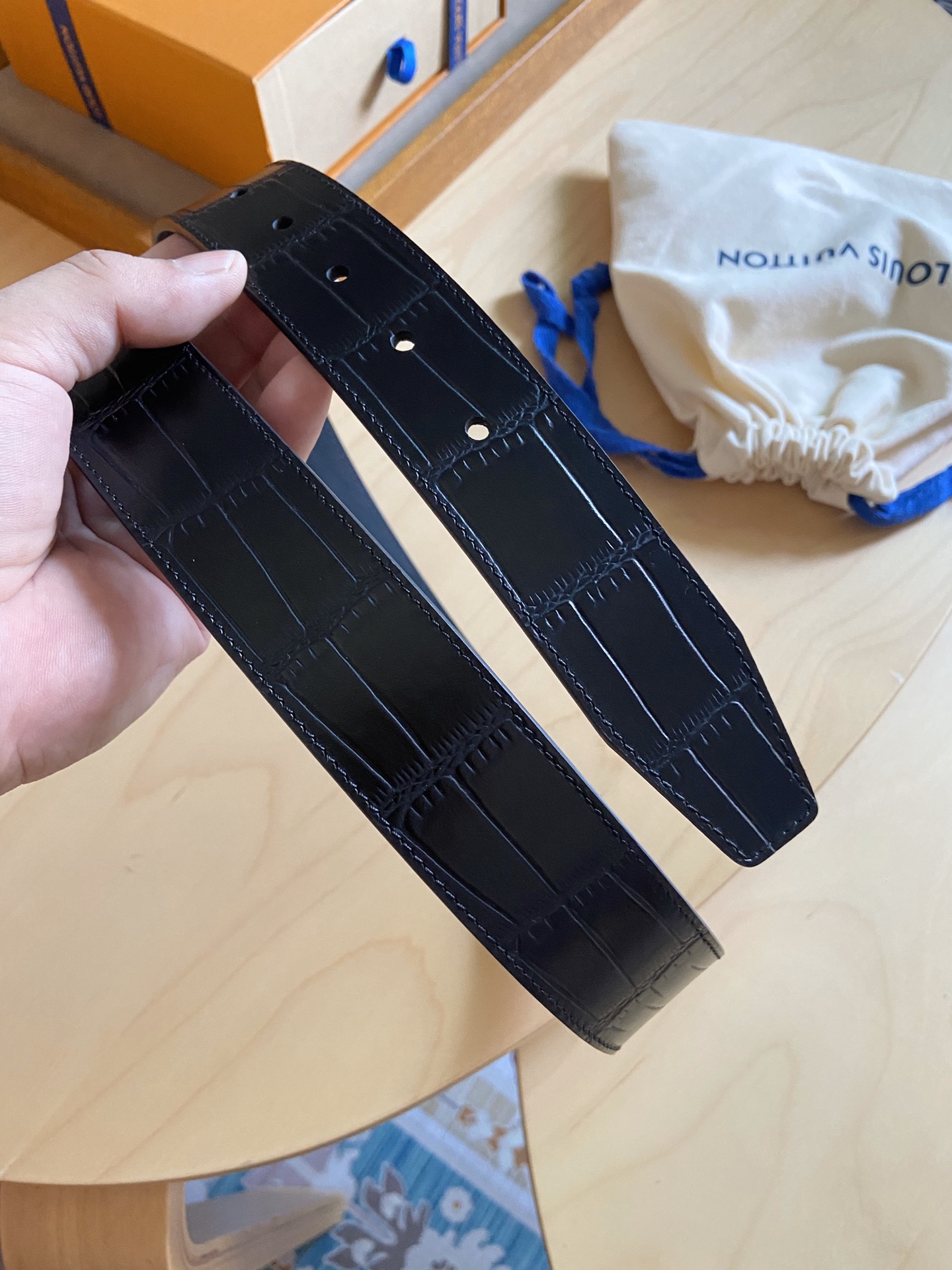 Louis Vuitton 代购版 新款LV 男士双面腰带取材进口专款面料 鳄鱼纹牛皮 方形搭扣暗藏珐琅 LV 标识