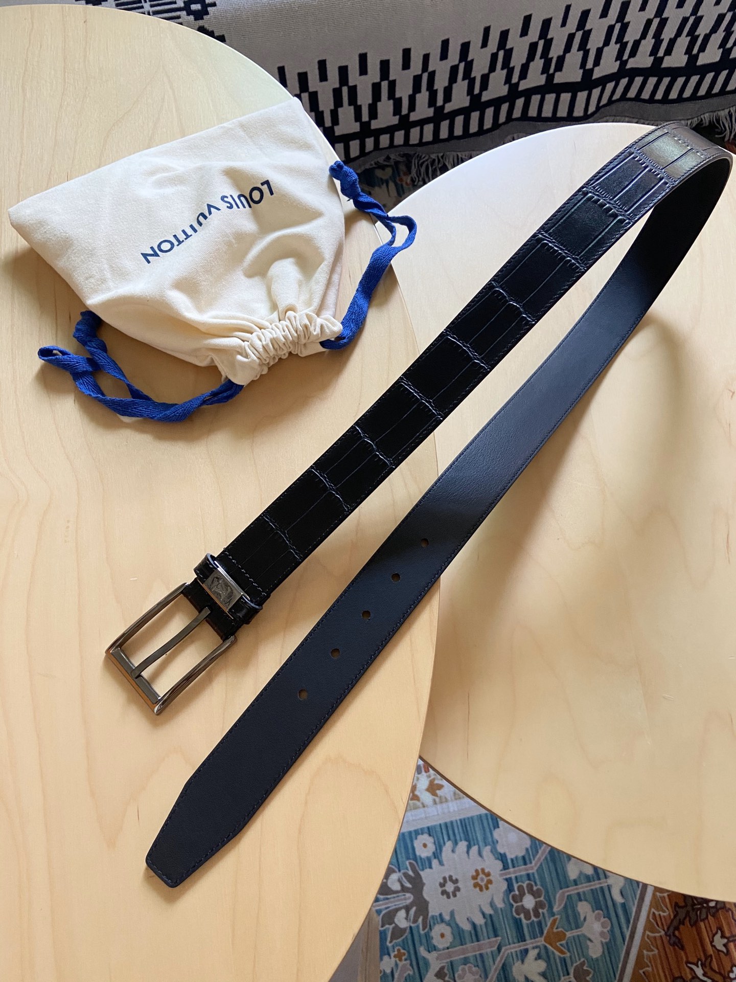 Louis Vuitton 代购版 新款LV 男士双面腰带取材进口专款面料 鳄鱼纹牛皮 方形搭扣暗藏珐琅 LV 标识