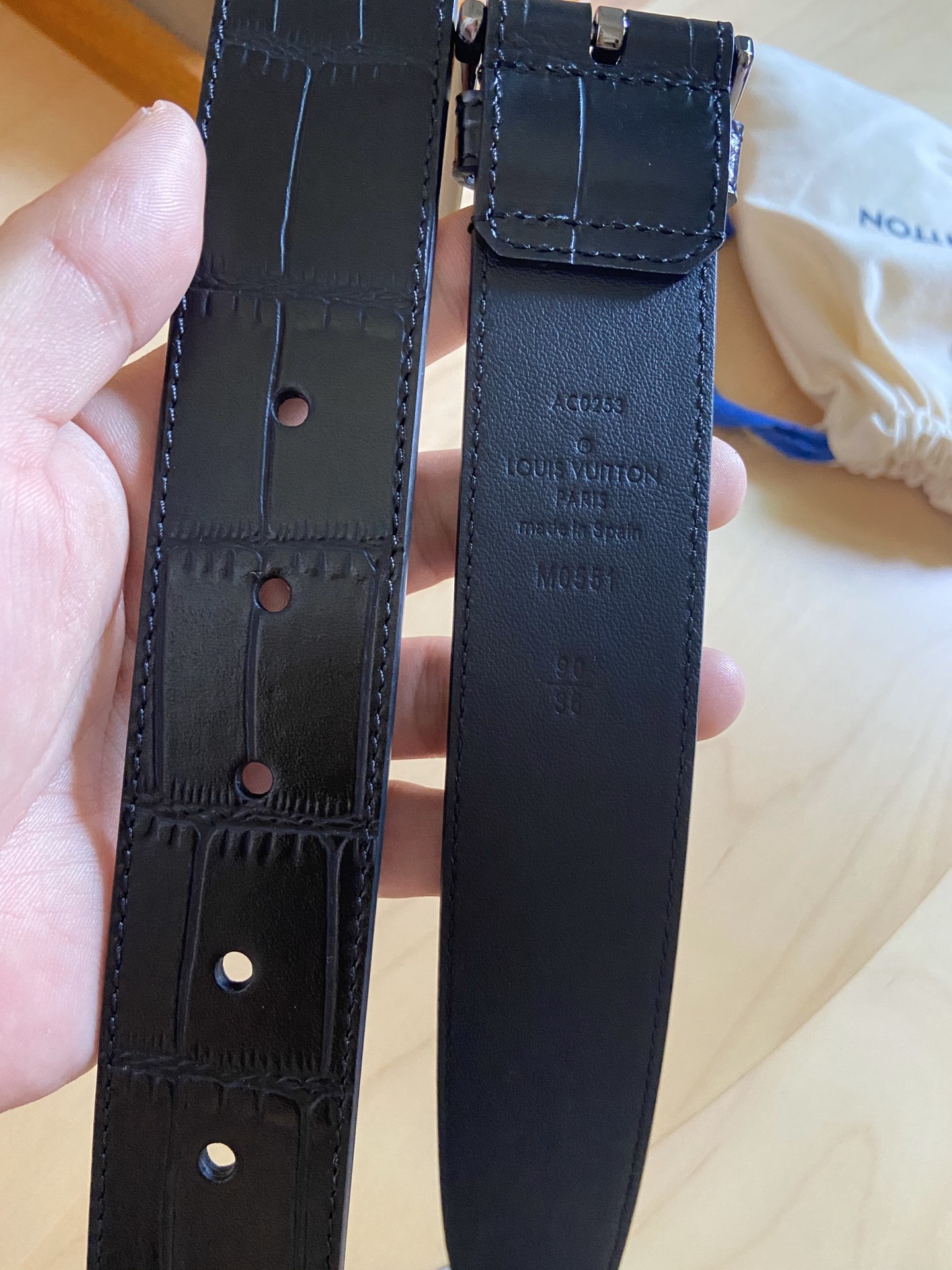 Louis Vuitton 代购版 新款LV 男士双面腰带取材进口专款面料 鳄鱼纹牛皮 方形搭扣暗藏珐琅 LV 标识