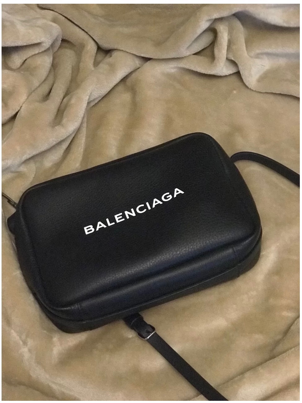 Les répliques
 Balenciaga Sacs Caméra