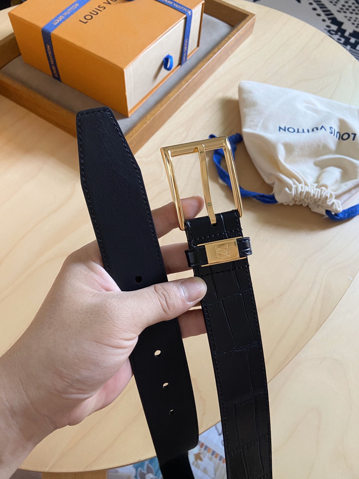 Louis Vuitton 代购版 新款LV 男士双面腰带取材进口专款面料 鳄鱼纹牛皮 方形搭扣暗藏珐琅 LV 标识