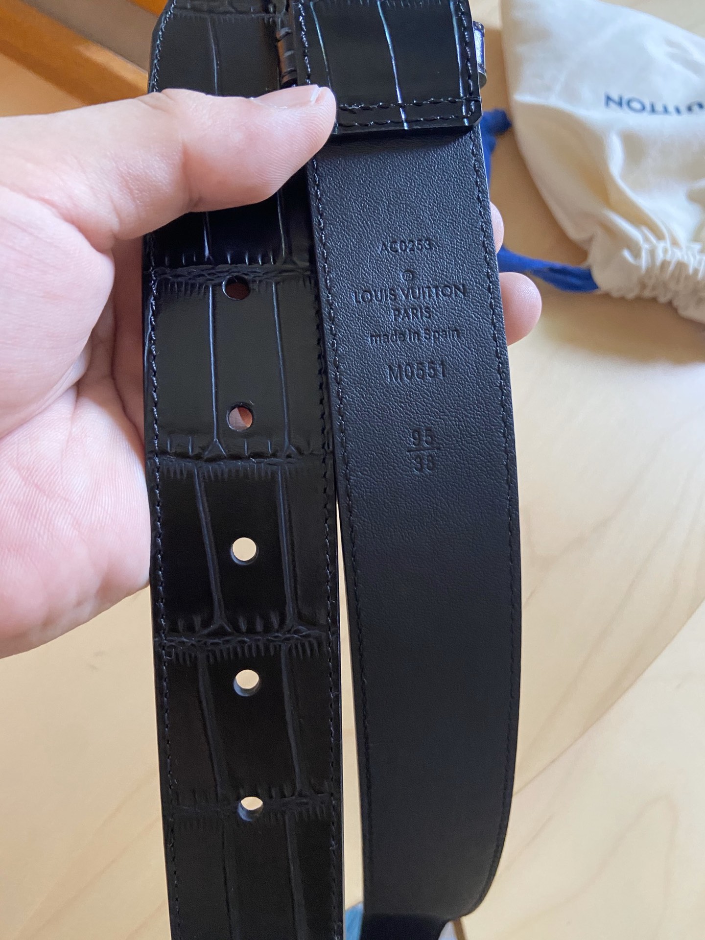 Louis Vuitton 代购版 新款LV 男士双面腰带取材进口专款面料 鳄鱼纹牛皮 方形搭扣暗藏珐琅 LV 标识