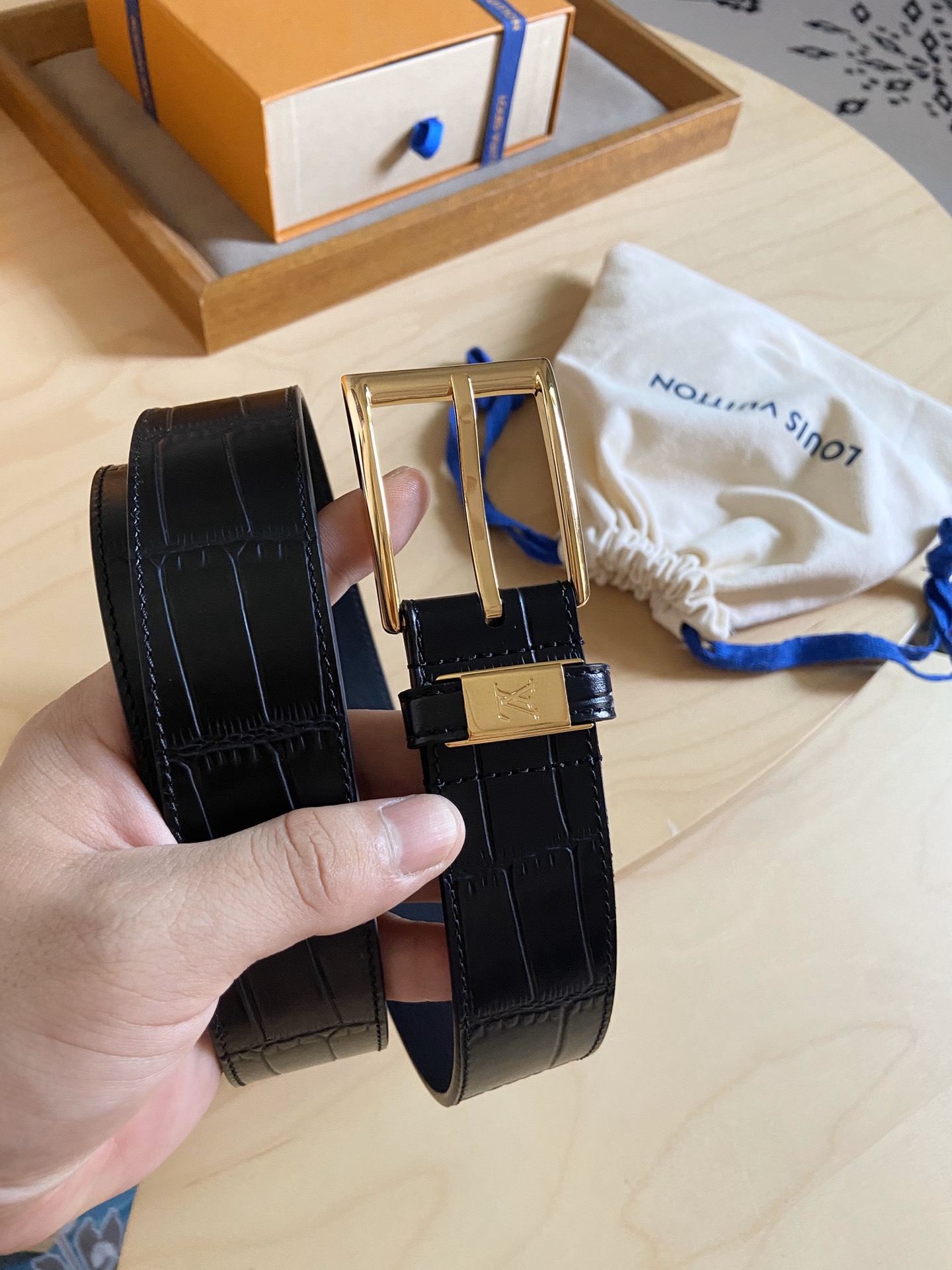 Louis Vuitton 代购版 新款LV 男士双面腰带取材进口专款面料 鳄鱼纹牛皮 方形搭扣暗藏珐琅 LV 标识