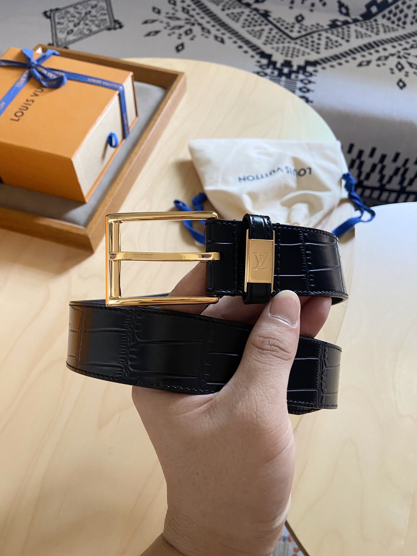 Louis Vuitton 代购版 新款LV 男士双面腰带取材进口专款面料 鳄鱼纹牛皮 方形搭扣暗藏珐琅 LV 标识