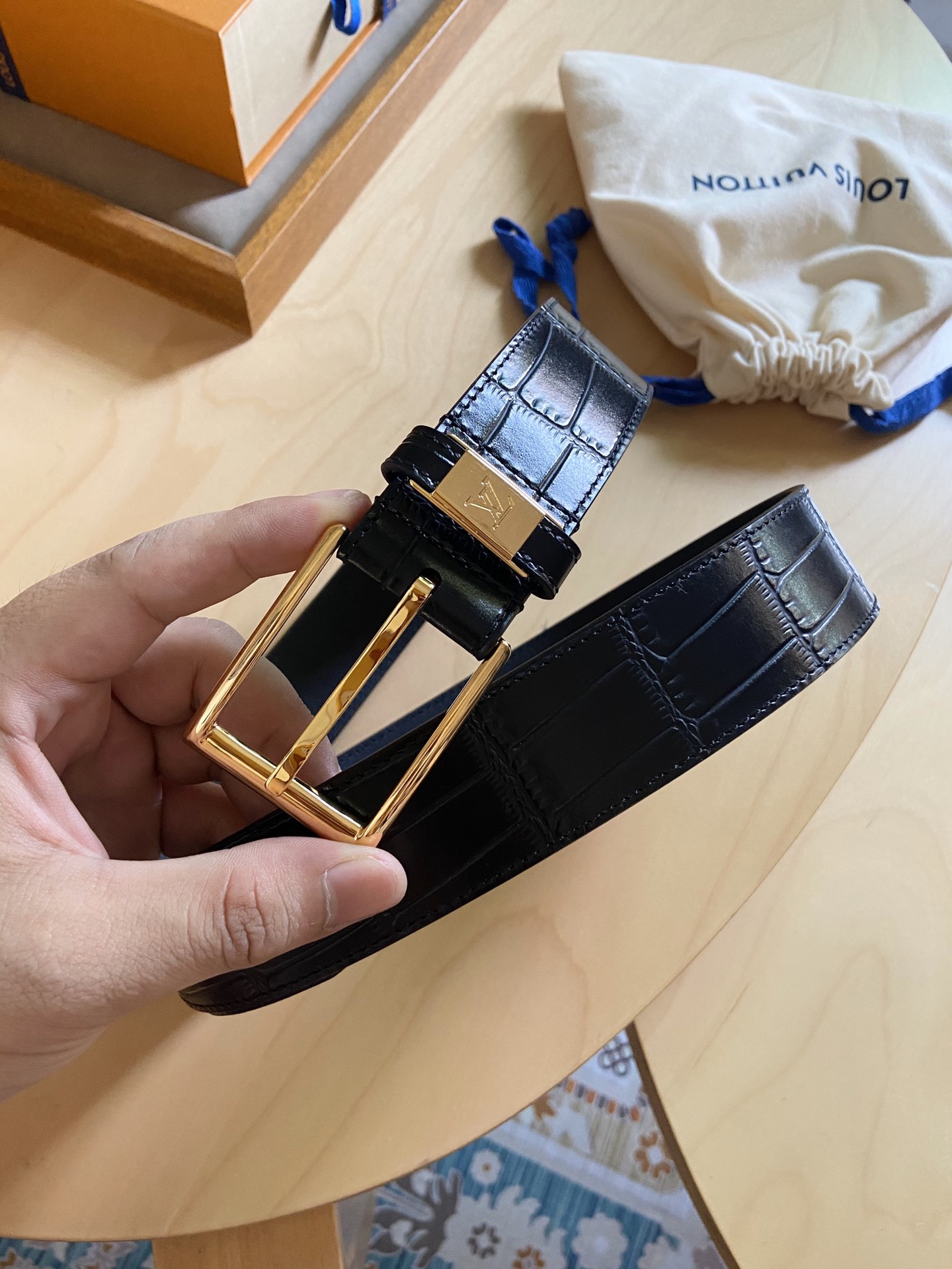 Louis Vuitton 代购版 新款LV 男士双面腰带取材进口专款面料 鳄鱼纹牛皮 方形搭扣暗藏珐琅 LV 标识