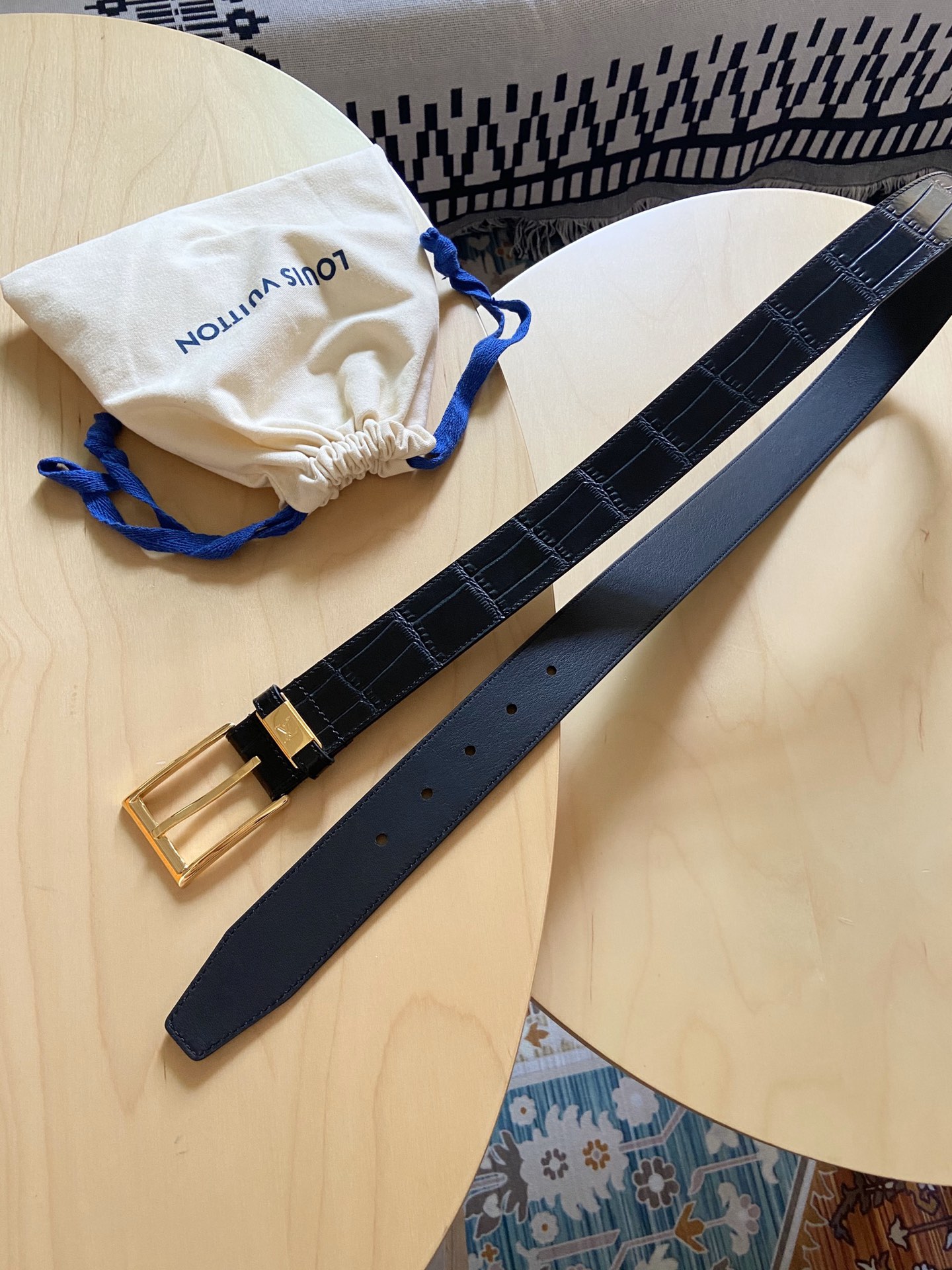 Louis Vuitton 代购版 新款LV 男士双面腰带取材进口专款面料 鳄鱼纹牛皮 方形搭扣暗藏珐琅 LV 标识