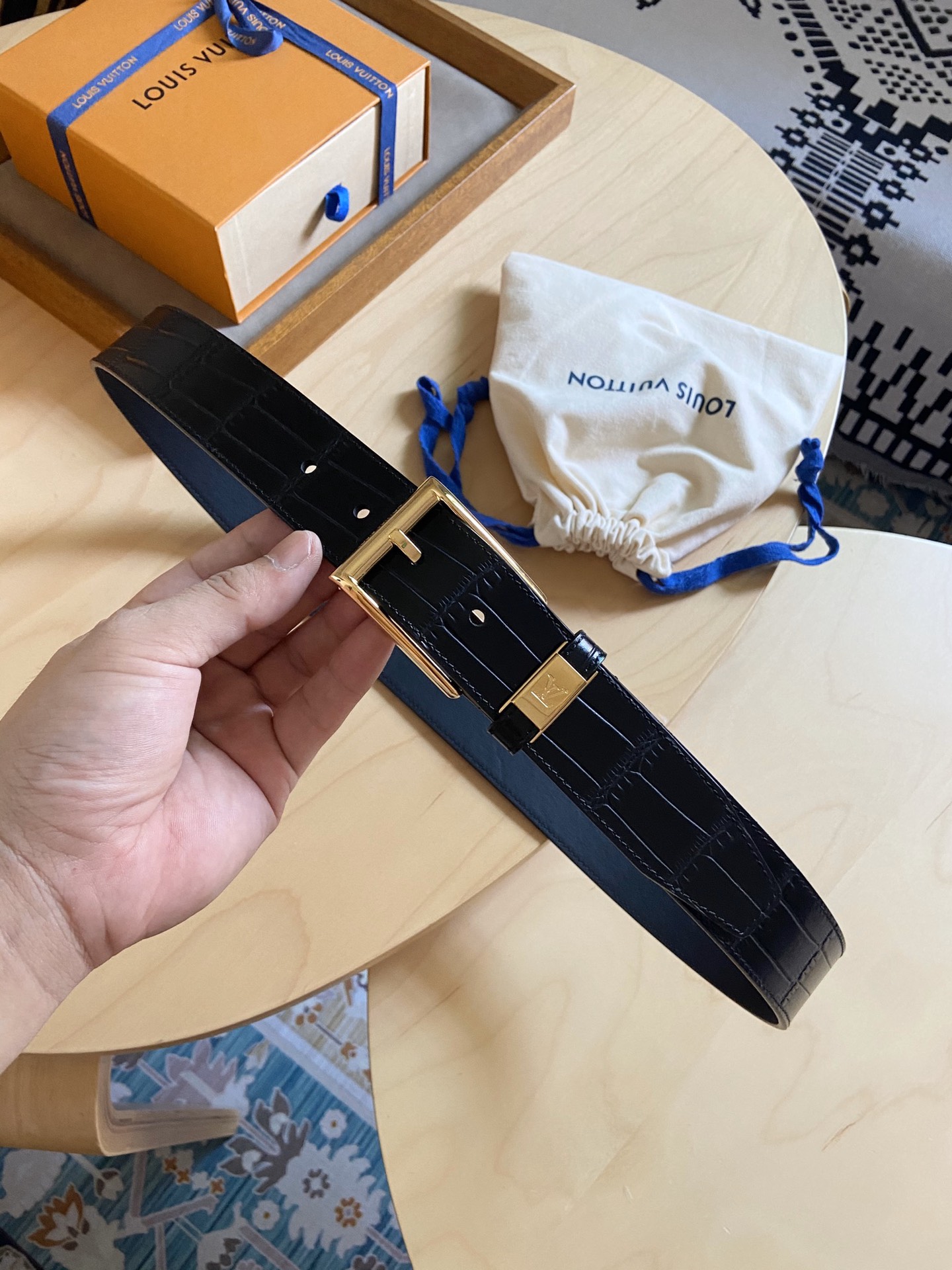 Louis Vuitton 代购版 新款LV 男士双面腰带取材进口专款面料 鳄鱼纹牛皮 方形搭扣暗藏珐琅 LV 标识