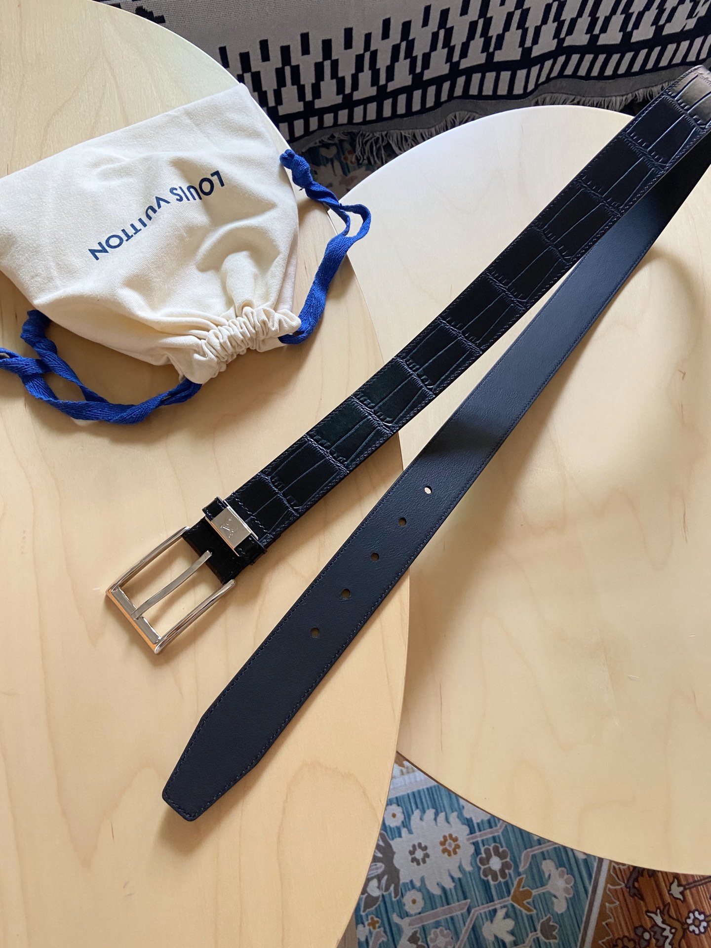 Louis Vuitton 代购版 新款LV 男士双面腰带取材进口专款面料 鳄鱼纹牛皮 方形搭扣暗藏珐琅 LV 标识