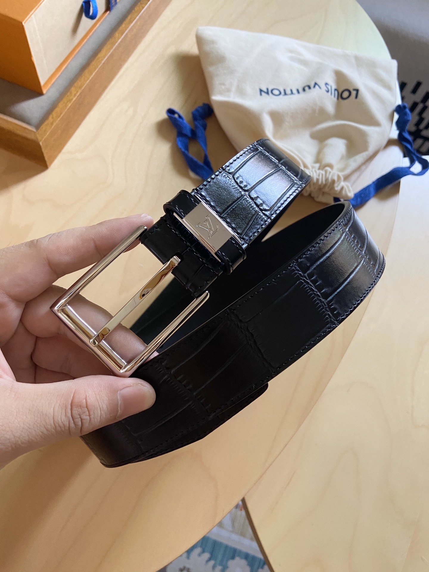 Louis Vuitton 代购版 新款LV 男士双面腰带取材进口专款面料 鳄鱼纹牛皮 方形搭扣暗藏珐琅 LV 标识