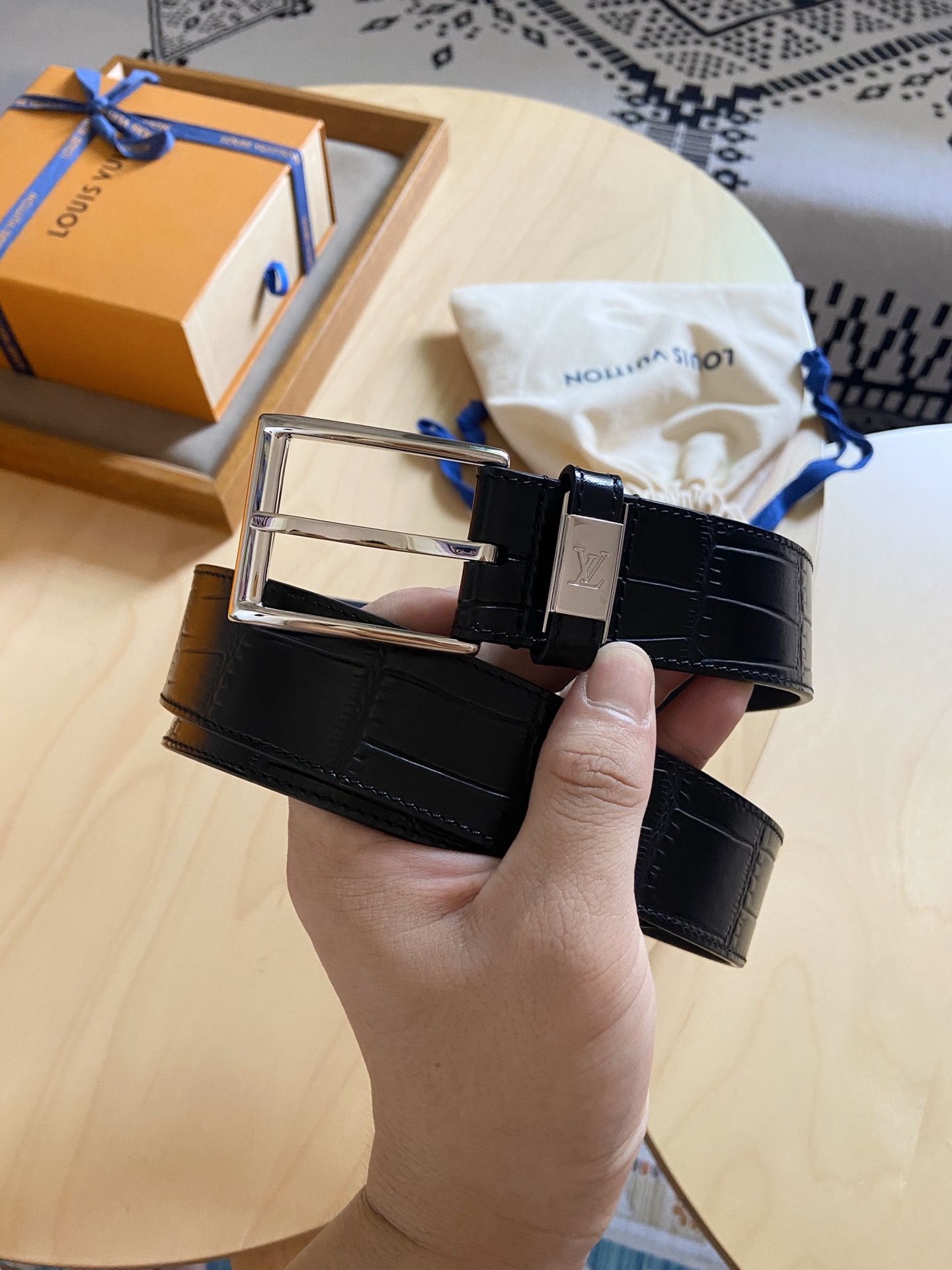 Louis Vuitton 代购版 新款LV 男士双面腰带取材进口专款面料 鳄鱼纹牛皮 方形搭扣暗藏珐琅 LV 标识