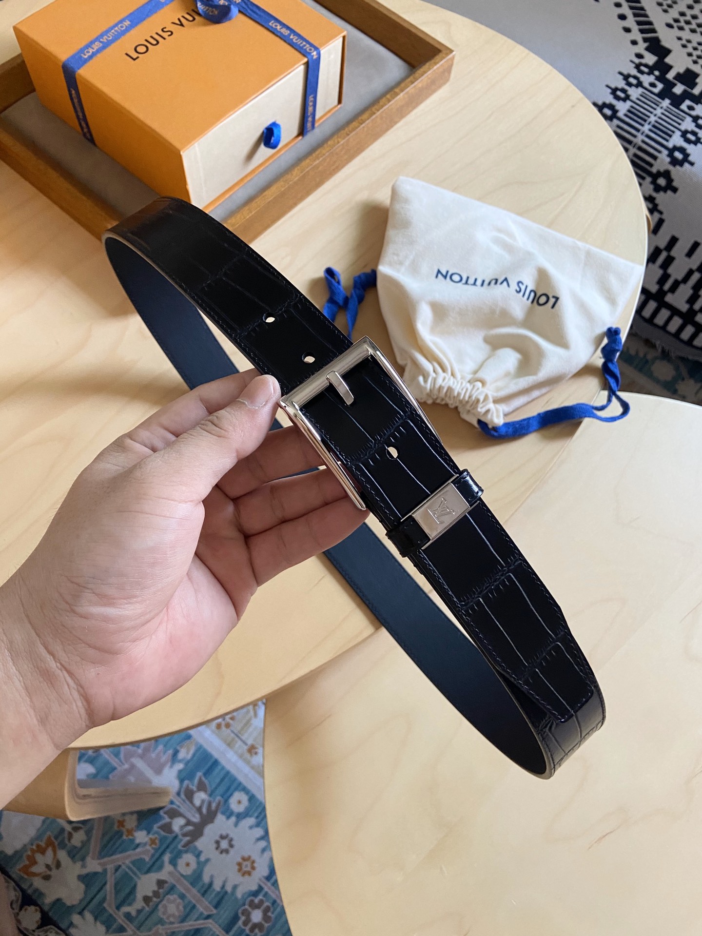 Louis Vuitton 代购版 新款LV 男士双面腰带取材进口专款面料 鳄鱼纹牛皮 方形搭扣暗藏珐琅 LV 标识
