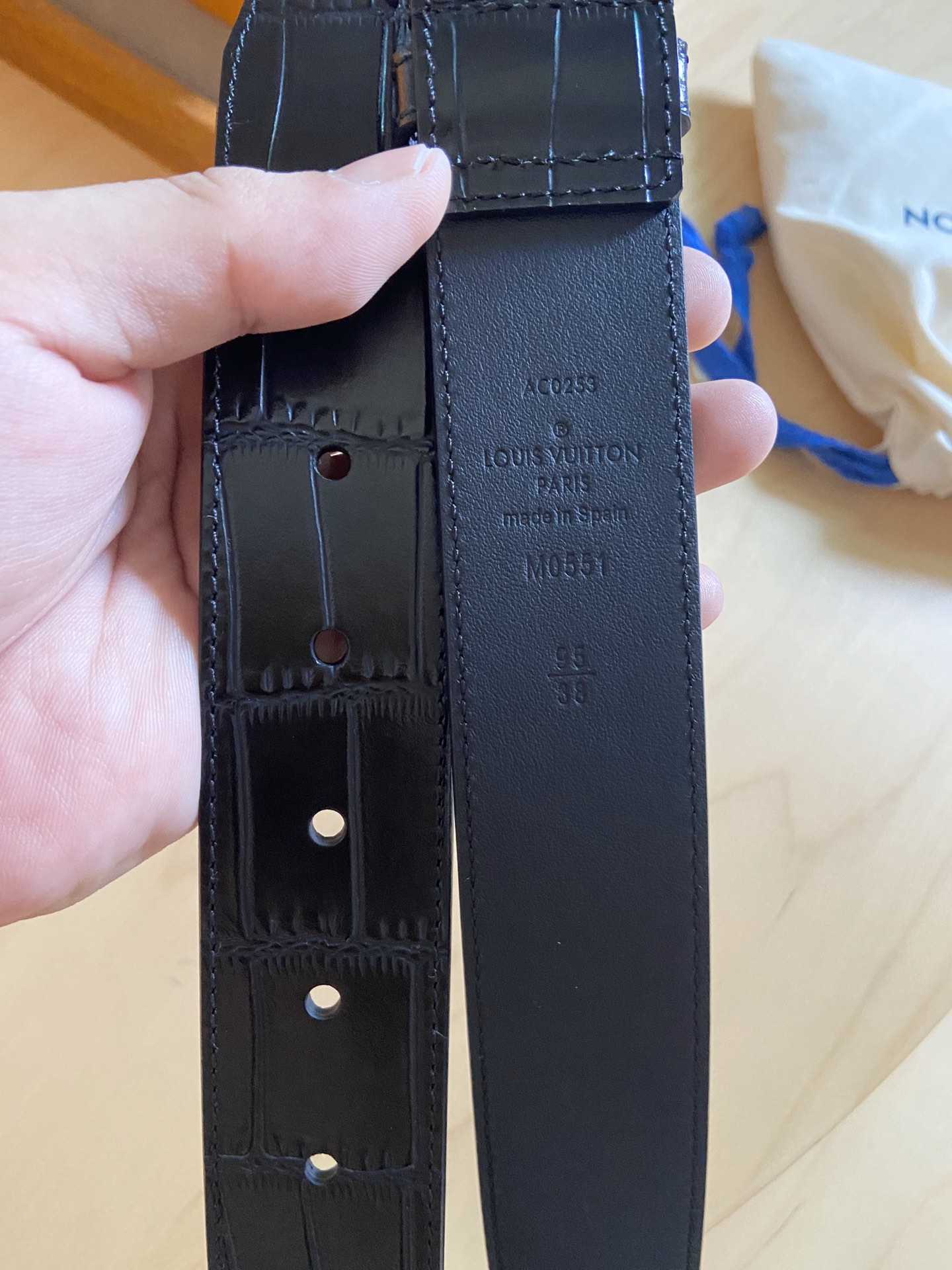 Louis Vuitton 代购版 新款LV 男士双面腰带取材进口专款面料 鳄鱼纹牛皮 方形搭扣暗藏珐琅 LV 标识