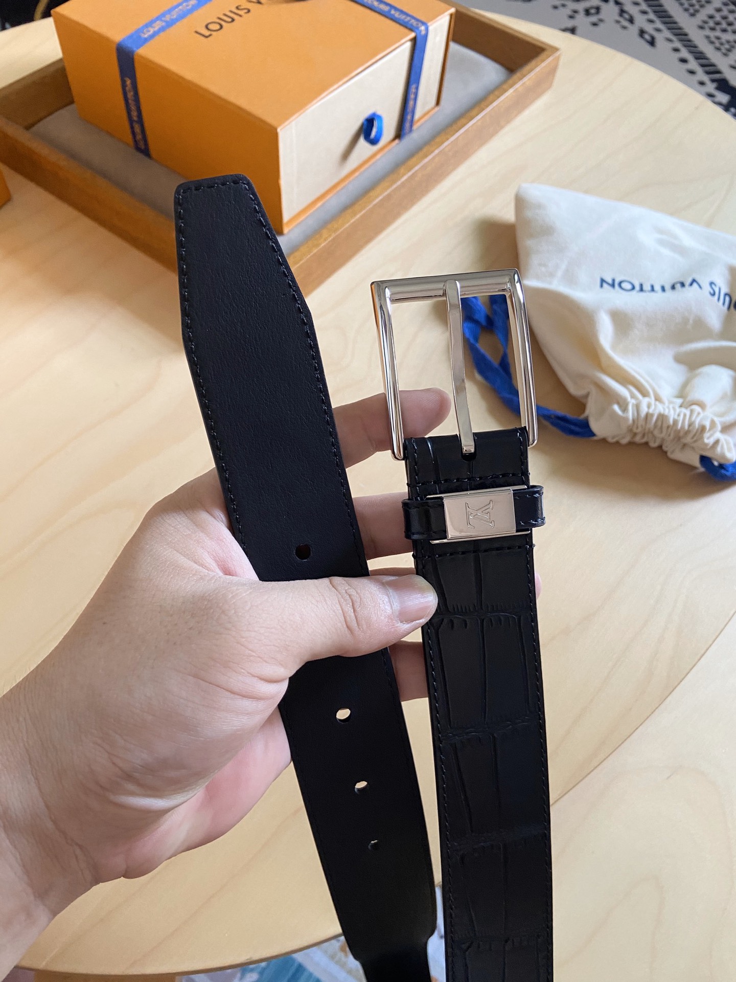 Louis Vuitton 代购版 新款LV 男士双面腰带取材进口专款面料 鳄鱼纹牛皮 方形搭扣暗藏珐琅 LV 标识