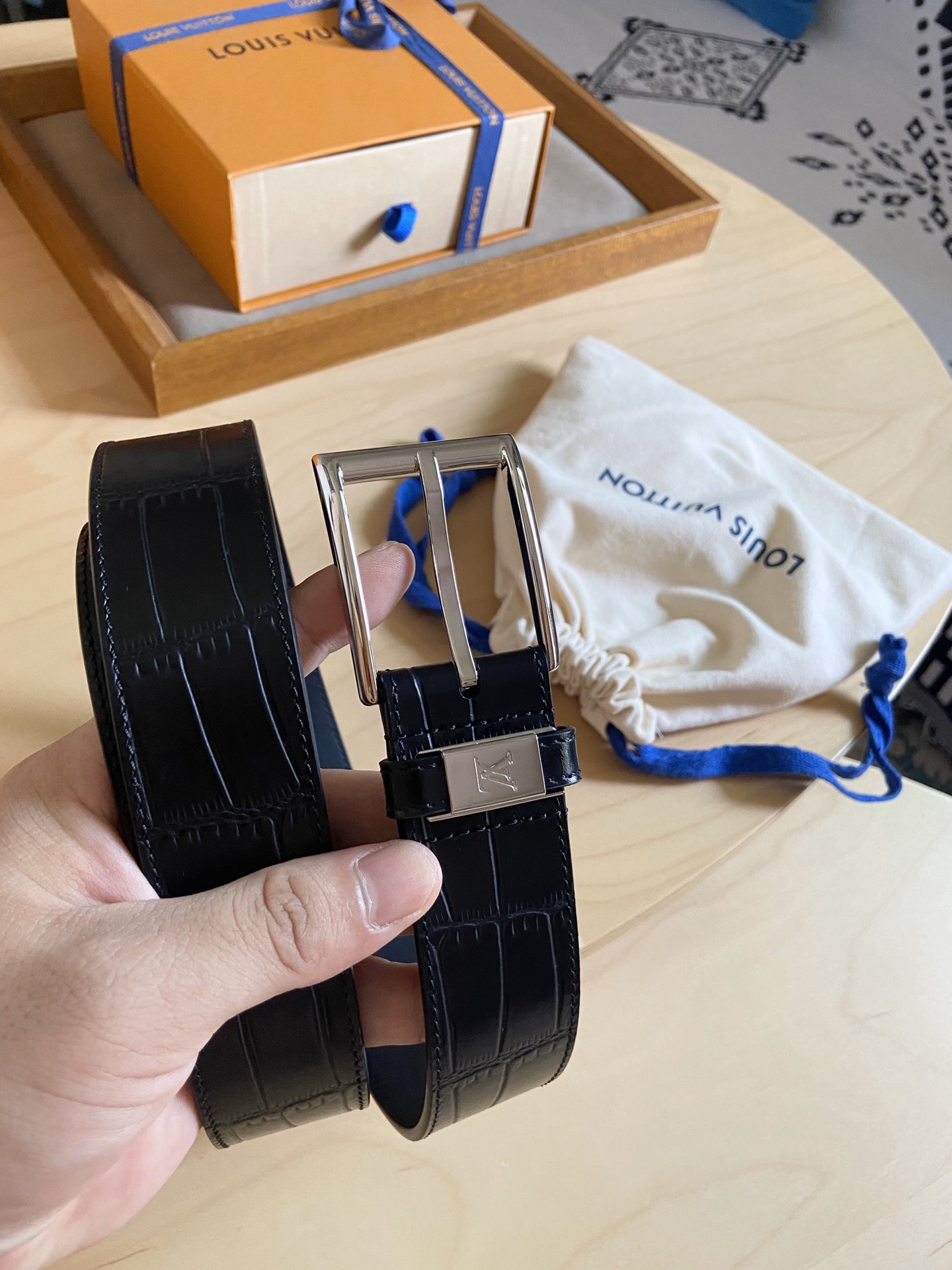 Louis Vuitton 代购版 新款LV 男士双面腰带取材进口专款面料 鳄鱼纹牛皮 方形搭扣暗藏珐琅 LV 标识