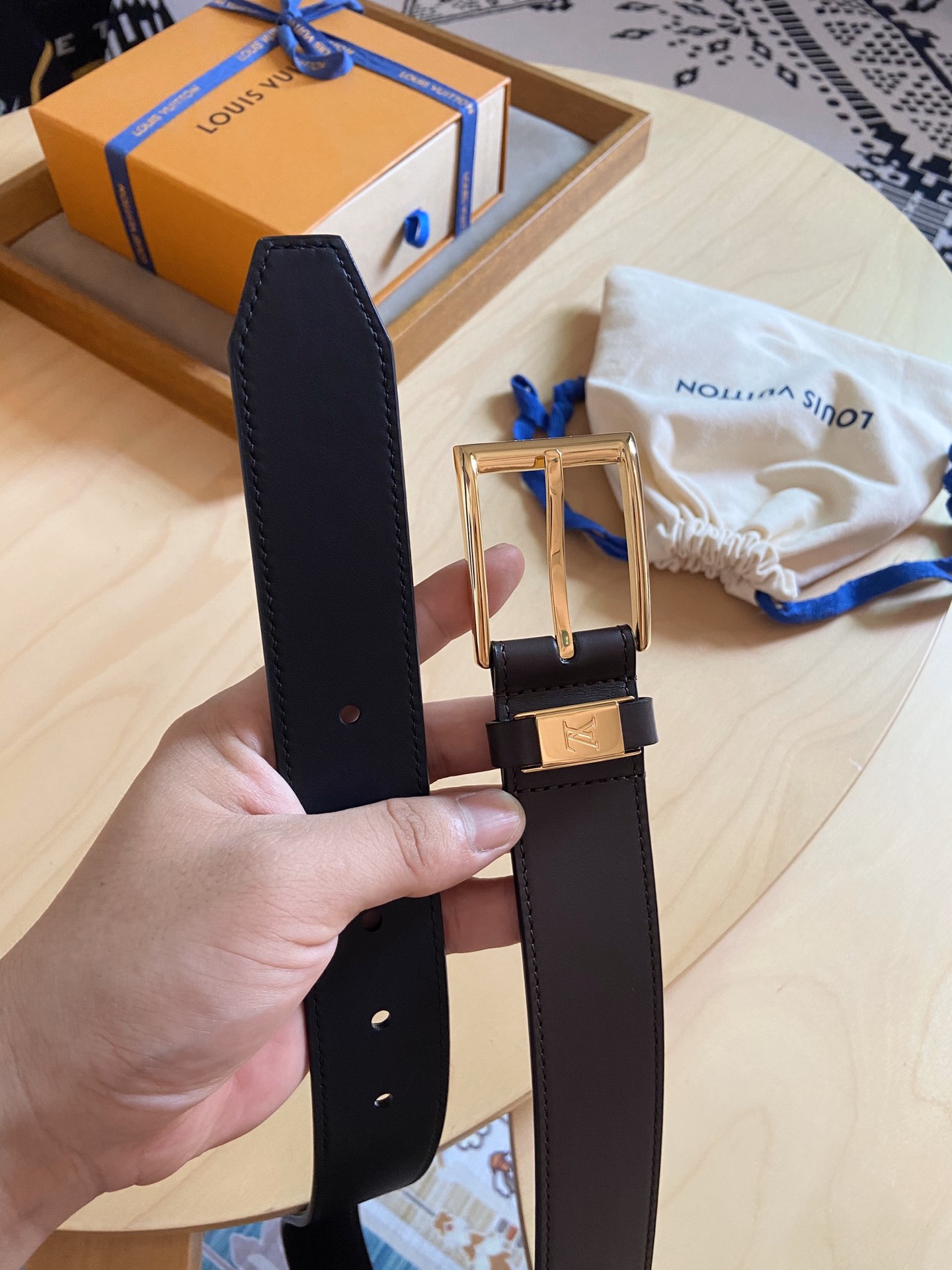 Louis Vuitton 代购版 新款LV 男士双面腰带取材进口专款面料 平面小牛皮 方形搭扣暗藏珐琅 LV 标识