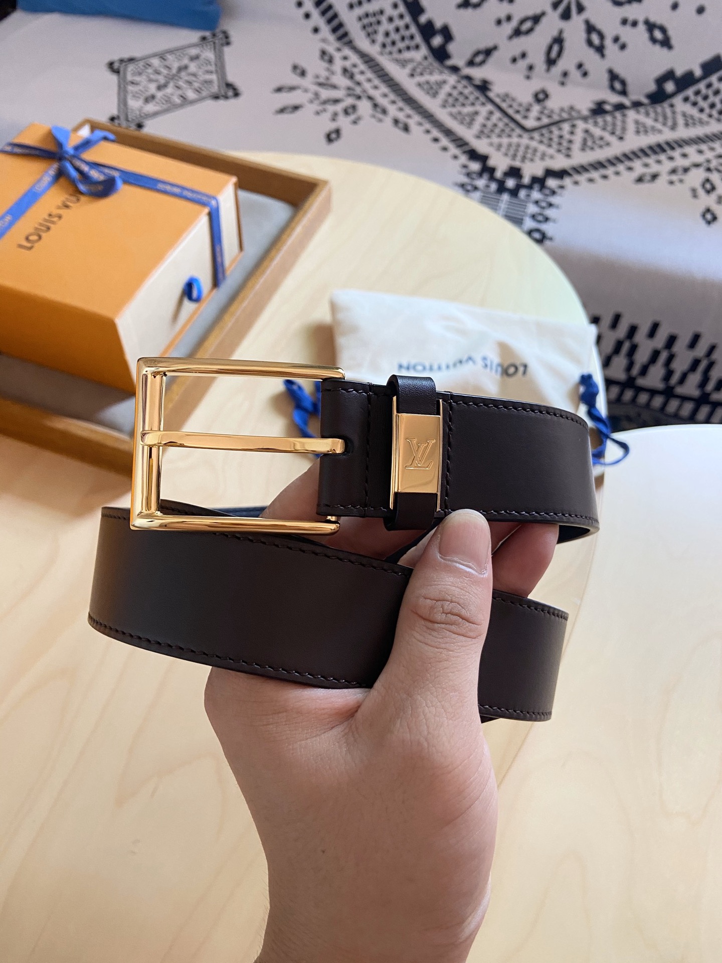 Louis Vuitton 代购版 新款LV 男士双面腰带取材进口专款面料 平面小牛皮 方形搭扣暗藏珐琅 LV 标识