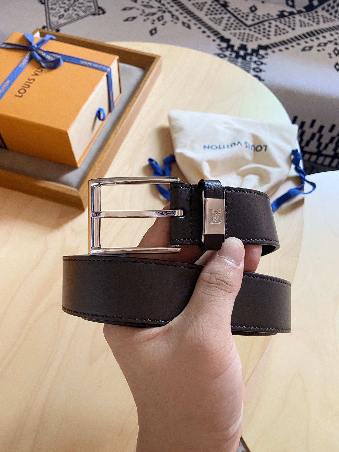 Louis Vuitton 代购版 新款LV 男士双面腰带取材进口专款面料 平面小牛皮 方形搭扣暗藏珐琅 LV 标识