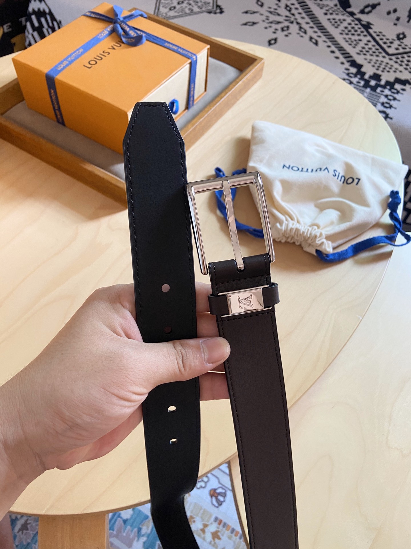 Louis Vuitton 代购版 新款LV 男士双面腰带取材进口专款面料 平面小牛皮 方形搭扣暗藏珐琅 LV 标识