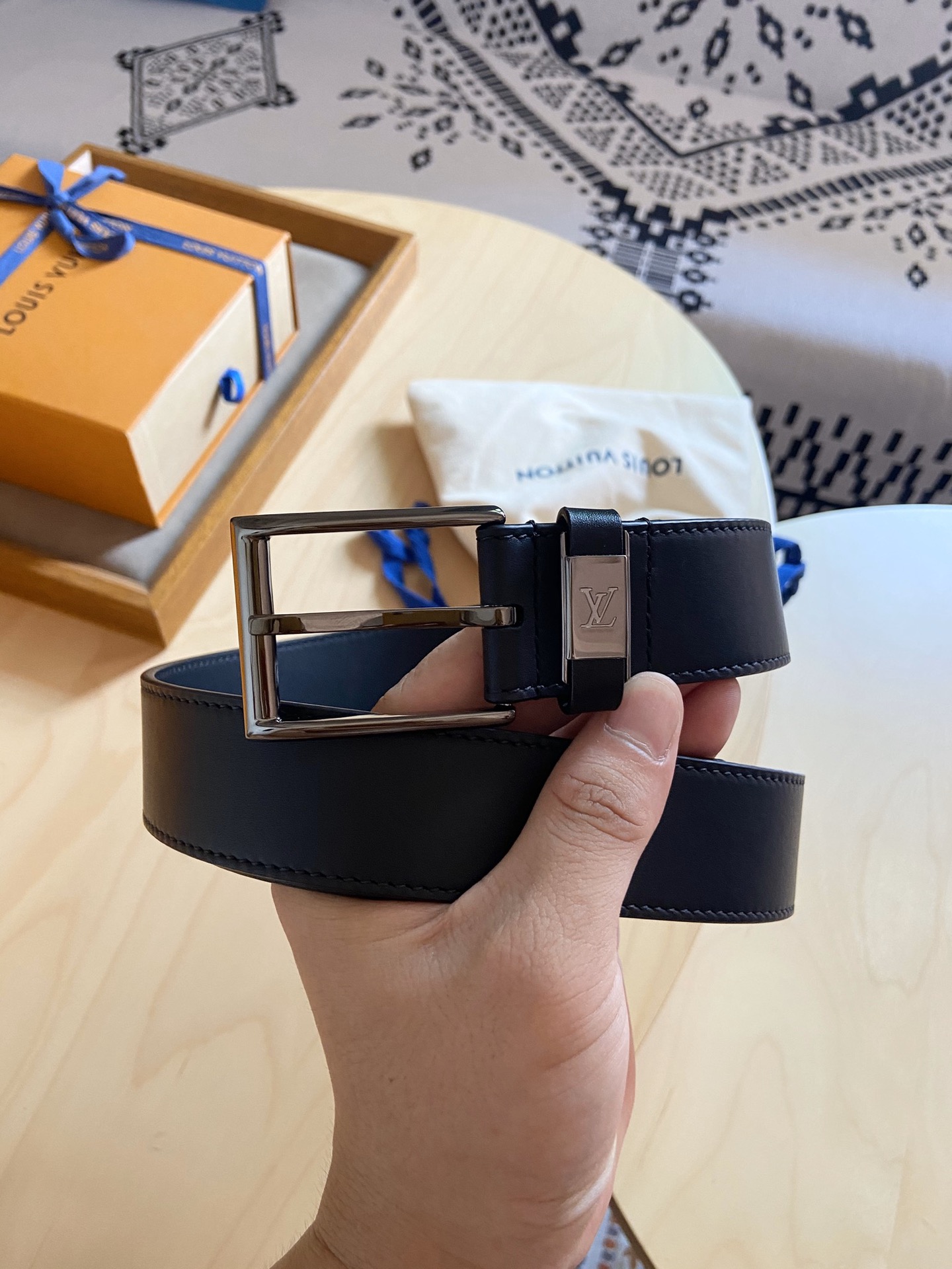 Louis Vuitton 代购版 新款LV 男士双面腰带取材进口专款面料 平面小牛皮 方形搭扣暗藏珐琅 LV 标识