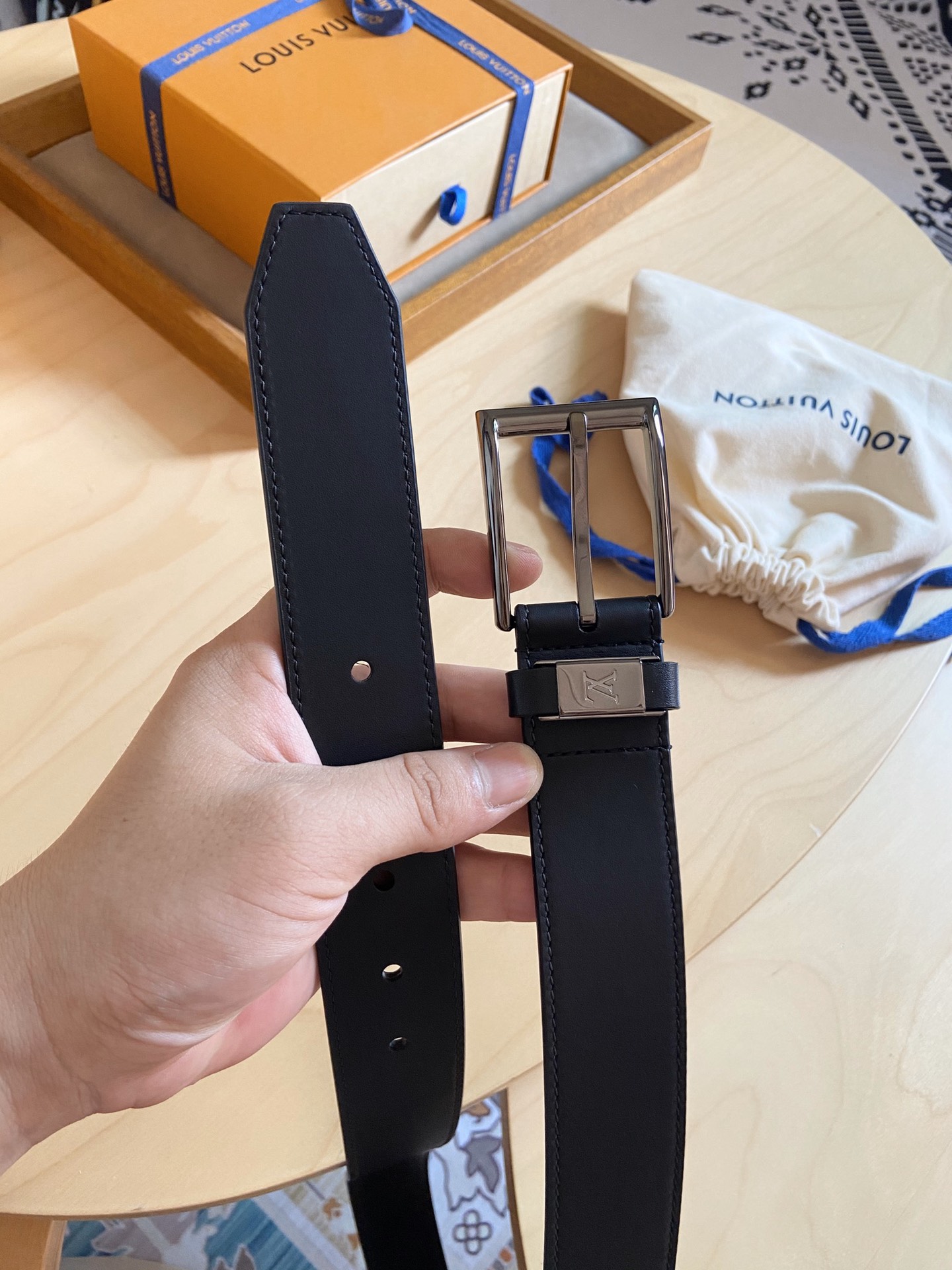 Louis Vuitton 代购版 新款LV 男士双面腰带取材进口专款面料 平面小牛皮 方形搭扣暗藏珐琅 LV 标识