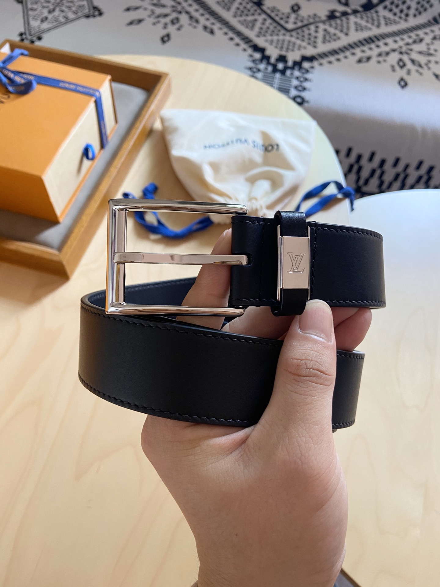 Louis Vuitton 代购版 新款LV 男士双面腰带取材进口专款面料 平面小牛皮 方形搭扣暗藏珐琅 LV 标识