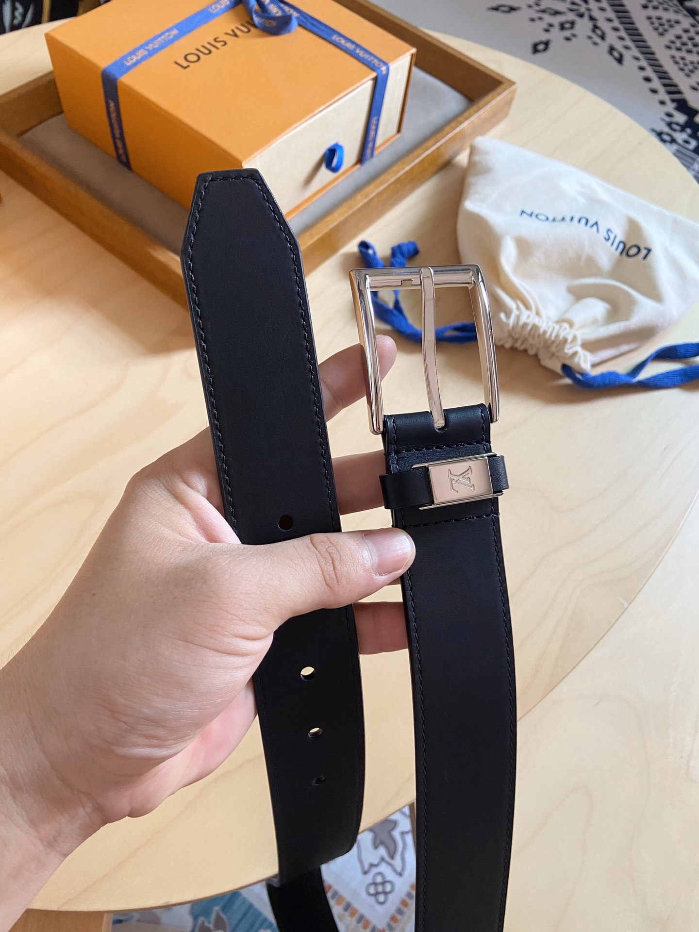 Louis Vuitton 代购版 新款LV 男士双面腰带取材进口专款面料 平面小牛皮 方形搭扣暗藏珐琅 LV 标识