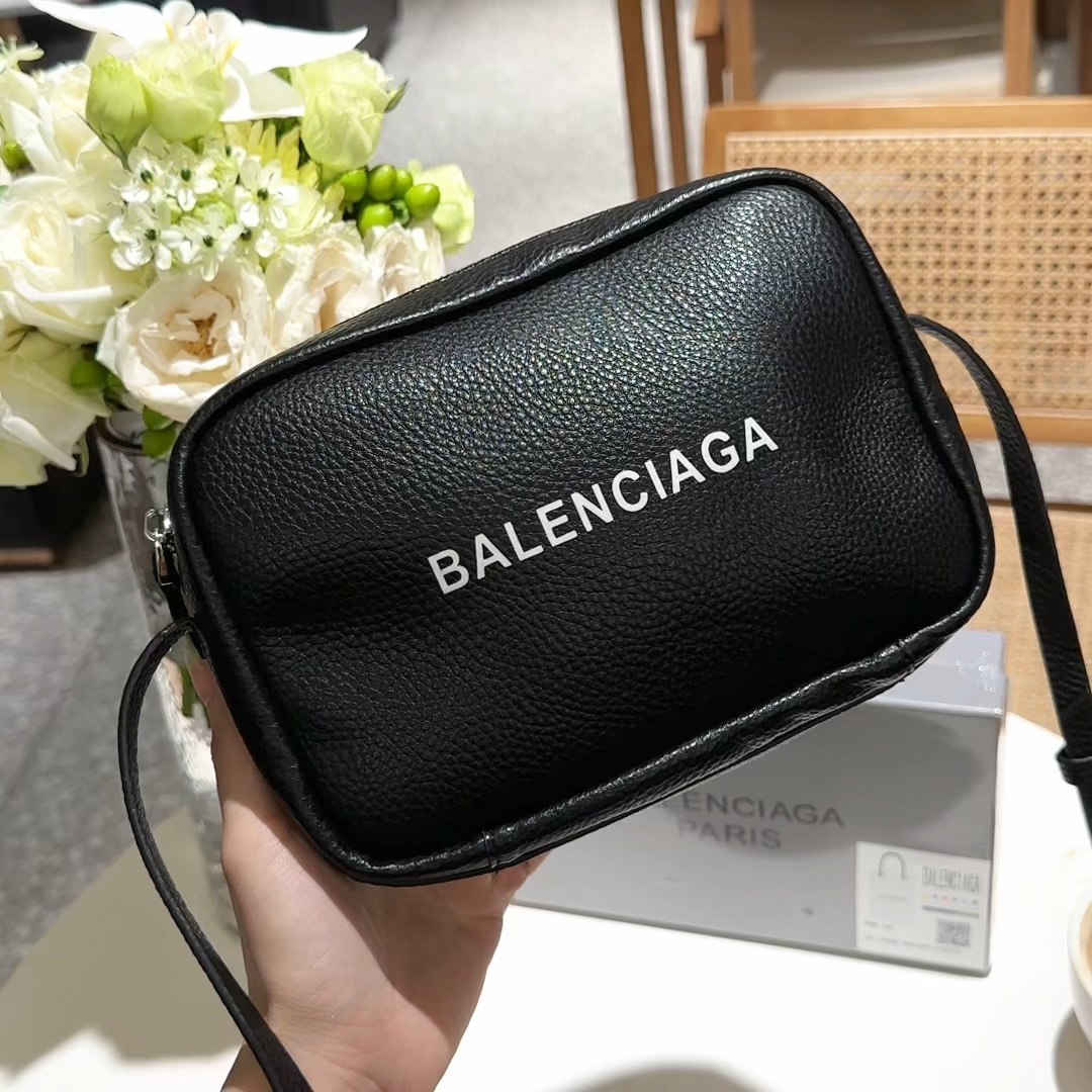 Balenciaga Magasin
 Sacs Caméra Motif Litchi Cuir de vache