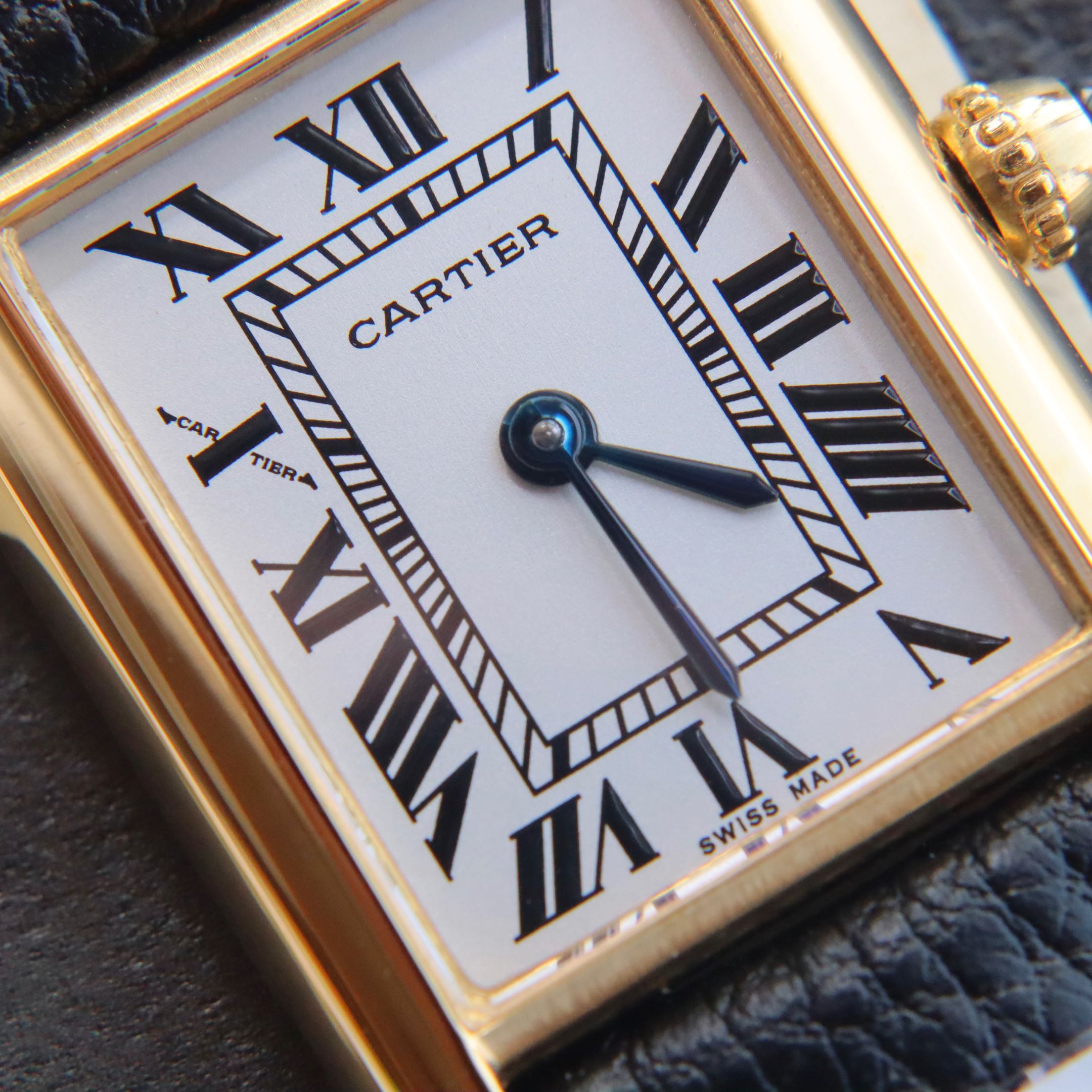 NO:390967,Dial details, full and clear font, slightly raised and no burrs, Celsius burnt steel blue sword-shaped hand, large size with calendar display, small size without calendar, small size with 10 o'clock Roman hour mark has invisible logo, large size with 7 o'clock time mark has invisible logo,19860909表盘细节,字体饱满清晰微微凸起没有毛边,摄氏度烧钢蓝剑形指针,大号带日历显示,小号不带日历,小号10点位罗马时标有隐形logo,大号7点位时标隐形logo,,Watch