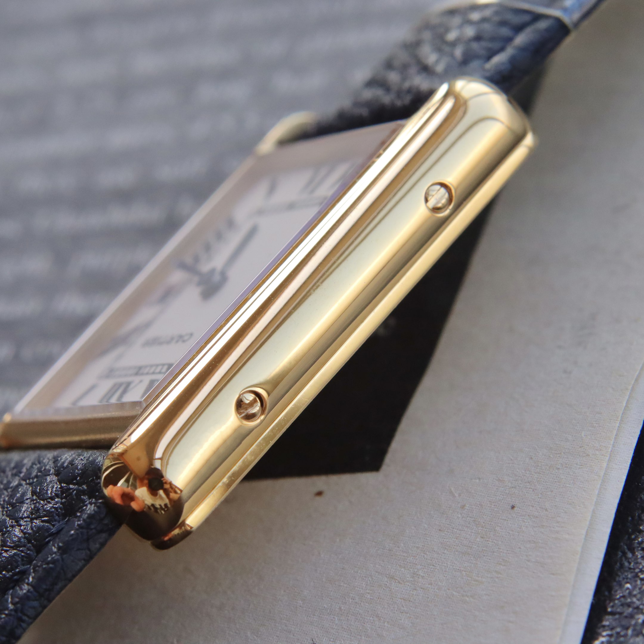 NO:390973,The case and button are made of 18k gold thickly plated inside the vacuum furnace. The exposed screws on both sides of the watch are also unique, and the bottom cover is also different from the previous one. The new version of the bottom cover has 8 screws in total, which is more retro and textured!  ,19860909表壳和扣子采用真空炉内厚镀18k金,表两侧的外露螺丝设计也是别具一格,底盖也与往不同,新版底盖两排螺丝共8颗,更加复古有质感！,,Watch