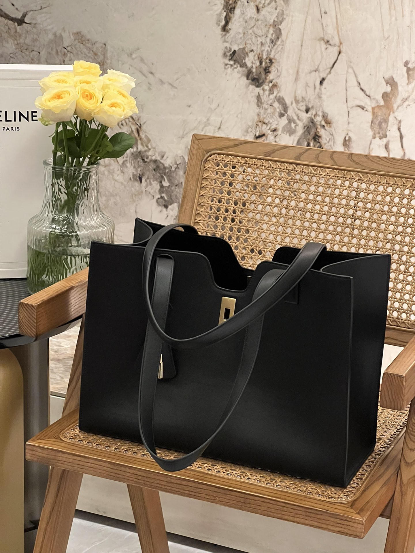 NO:197664,The authentic new Cabas new 16 series Tote. The large Tote bag has a simple opening and closing design, making the whole bag very simple and generous, with light weight, large capacity, and easy to open and close. Compared with the old soft, this one has a better practical feeling!  Daily work or business trips, short trips, or mother bags are very solid. The capacity is super large~ Model: 112583 Size 37-15-27cm, Celine, celine, celine, totes19860909正品级新款Cabas全新16系列托特 大托特包身简单开合设计,使得整个包都很简洁大方,自重轻,容量大,开合方便.相对于旧款soft 来说,这款实用感更好！日常上班或出差,短途旅行,更或者妈咪包都非常实 容量超大容量～ 型号:112583 尺寸37-15-27cm,赛琳celine,celine,celine,totes,Bag