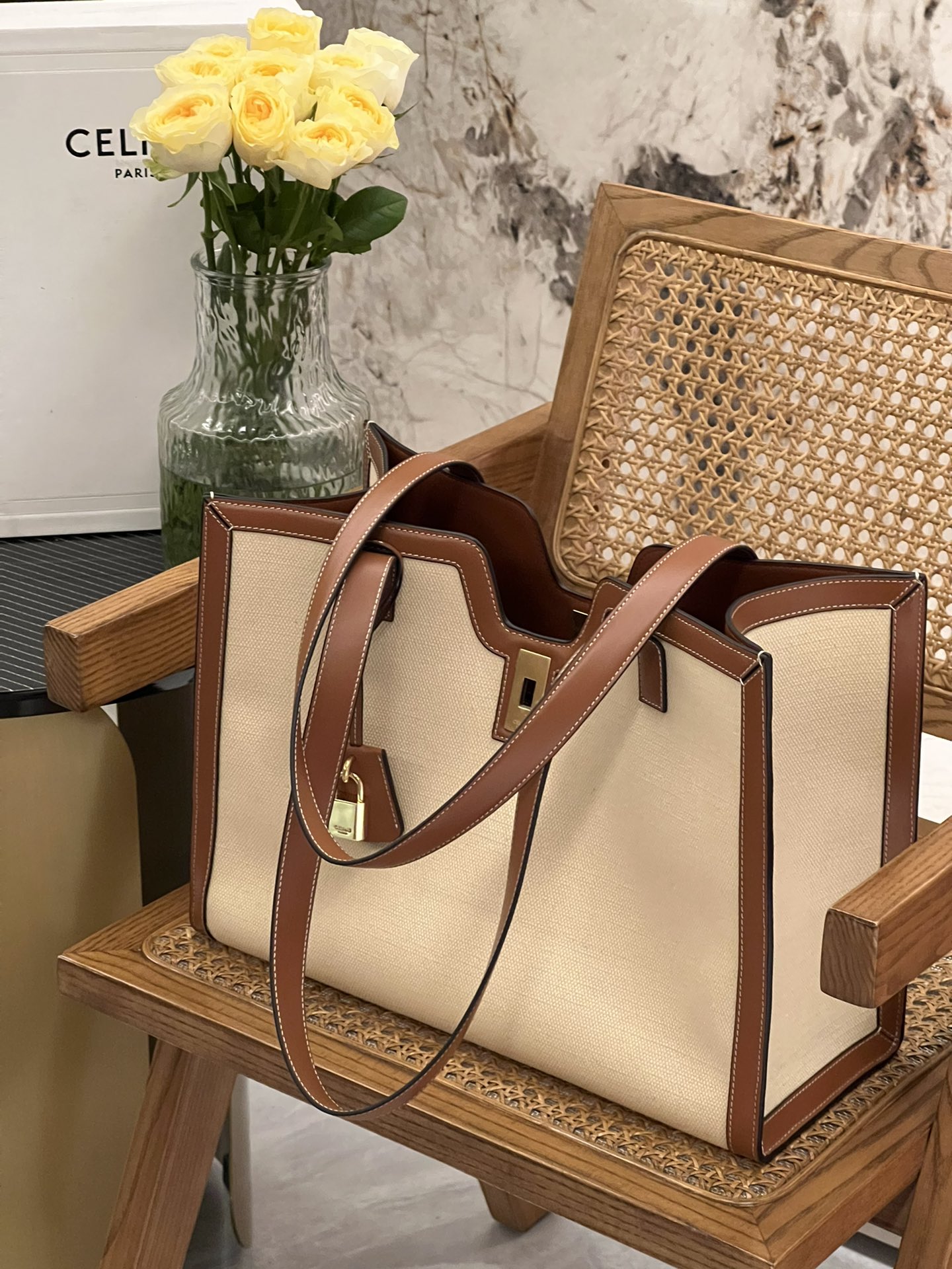 NO:197682,The authentic Cabas new 16 series Totes. The large Tote bag has a simple opening and closing design, making the whole bag very simple and generous, with light weight, large capacity, and easy to open and close. Compared with the old soft, this one has a better practical feeling!  Daily work or business trips, short trips, or mother bags are very solid. The capacity is super large~ Model: 112583 Size 37-15-27cm, Celine, celine, celine, totes19860909正品级 新款Cabas全新16系列托特 大托特包身简单开合设计,使得整个包都很简洁大方,自重轻,容量大,开合方便.相对于旧款soft 来说,这款实用感更好！日常上班或出差,短途旅行,更或者妈咪包都非常实 容量超大容量～ 型号:112583 尺寸37-15-27cm,赛琳celine,celine,celine,totes,Bag