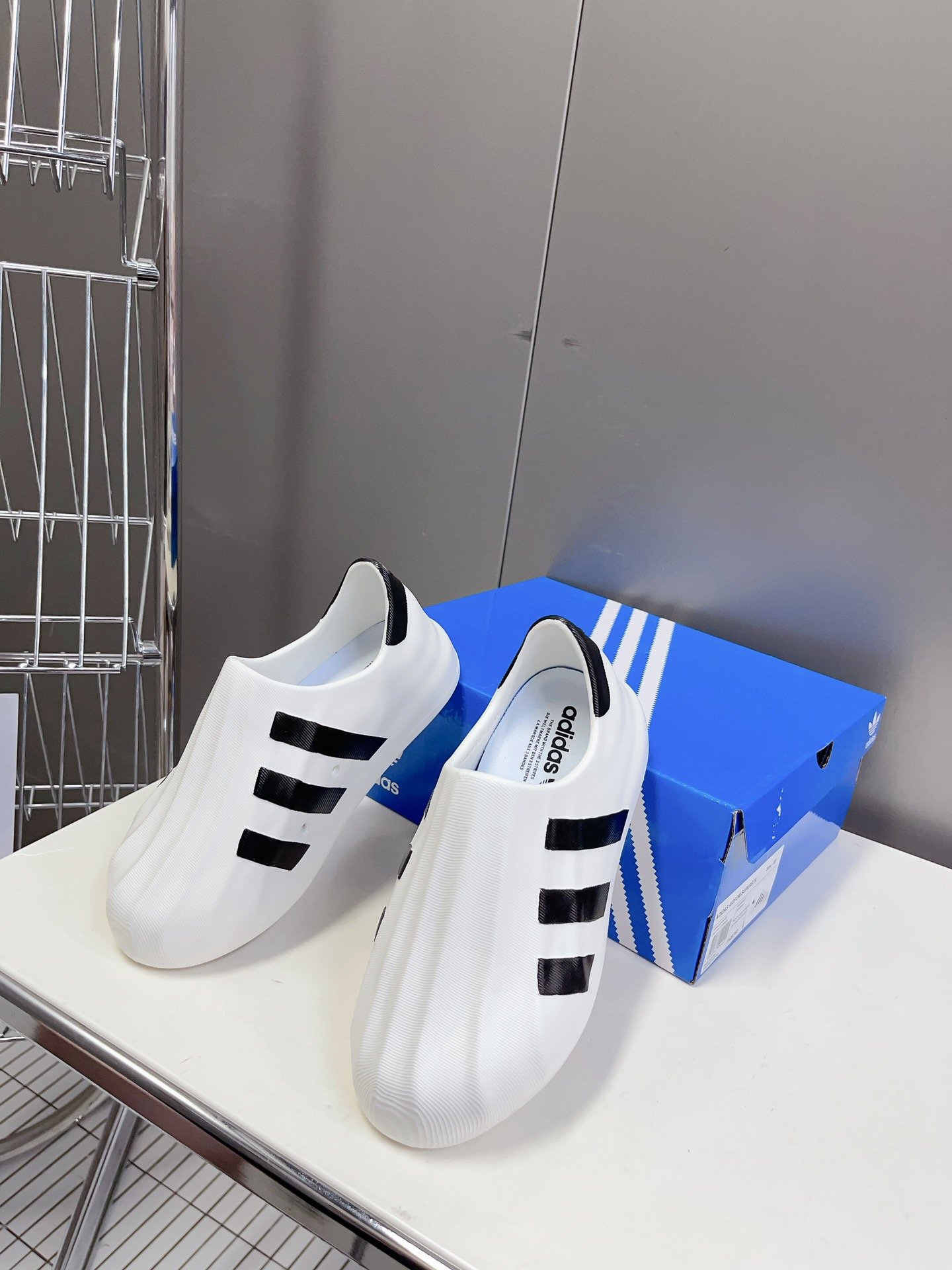 Adidas一体运动鞋新季爆款上新复