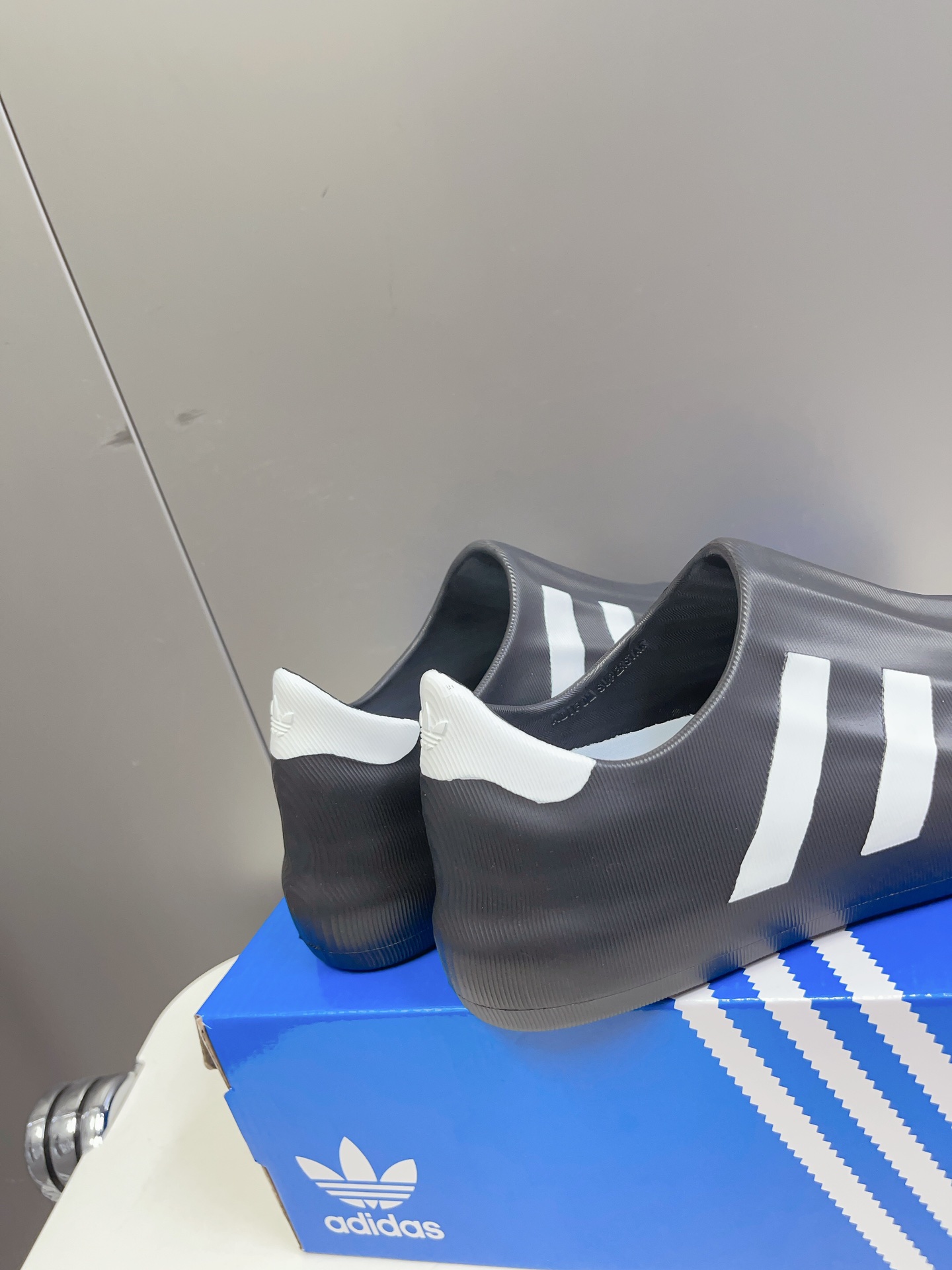 Adidas一体运动鞋新季爆款上新复