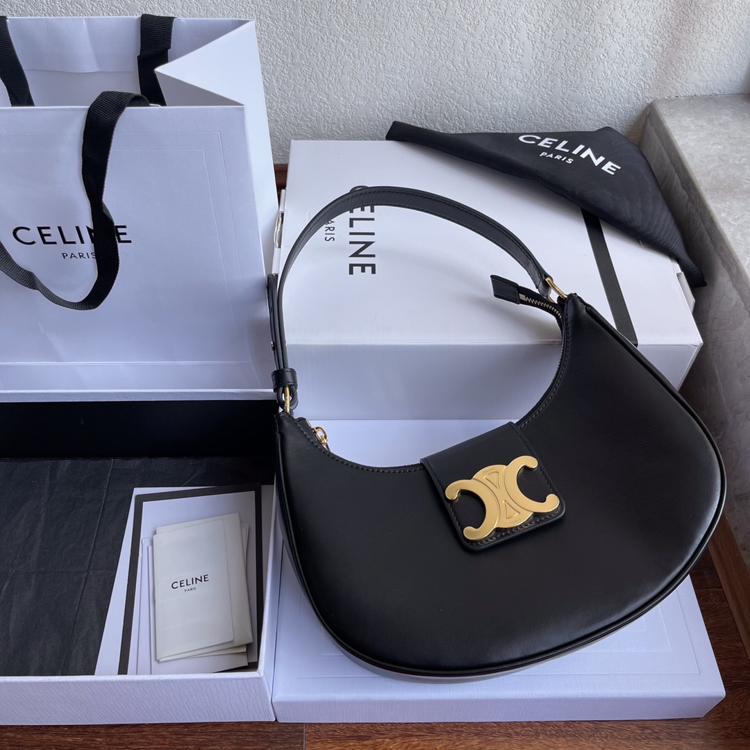 Celine Ava's new armpit bag with large logo in cowhide has a good-looking retro literary atmosphere~ It directly hits my heart. It's really nice!