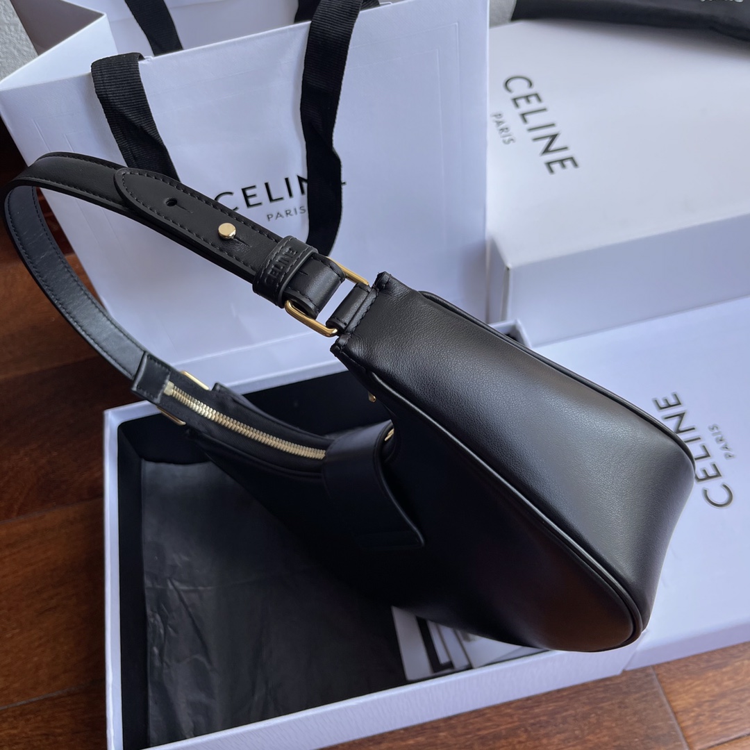 Celine Ava's new armpit bag with large logo in cowhide has a good-looking retro literary atmosphere~ It directly hits my heart. It's really nice!