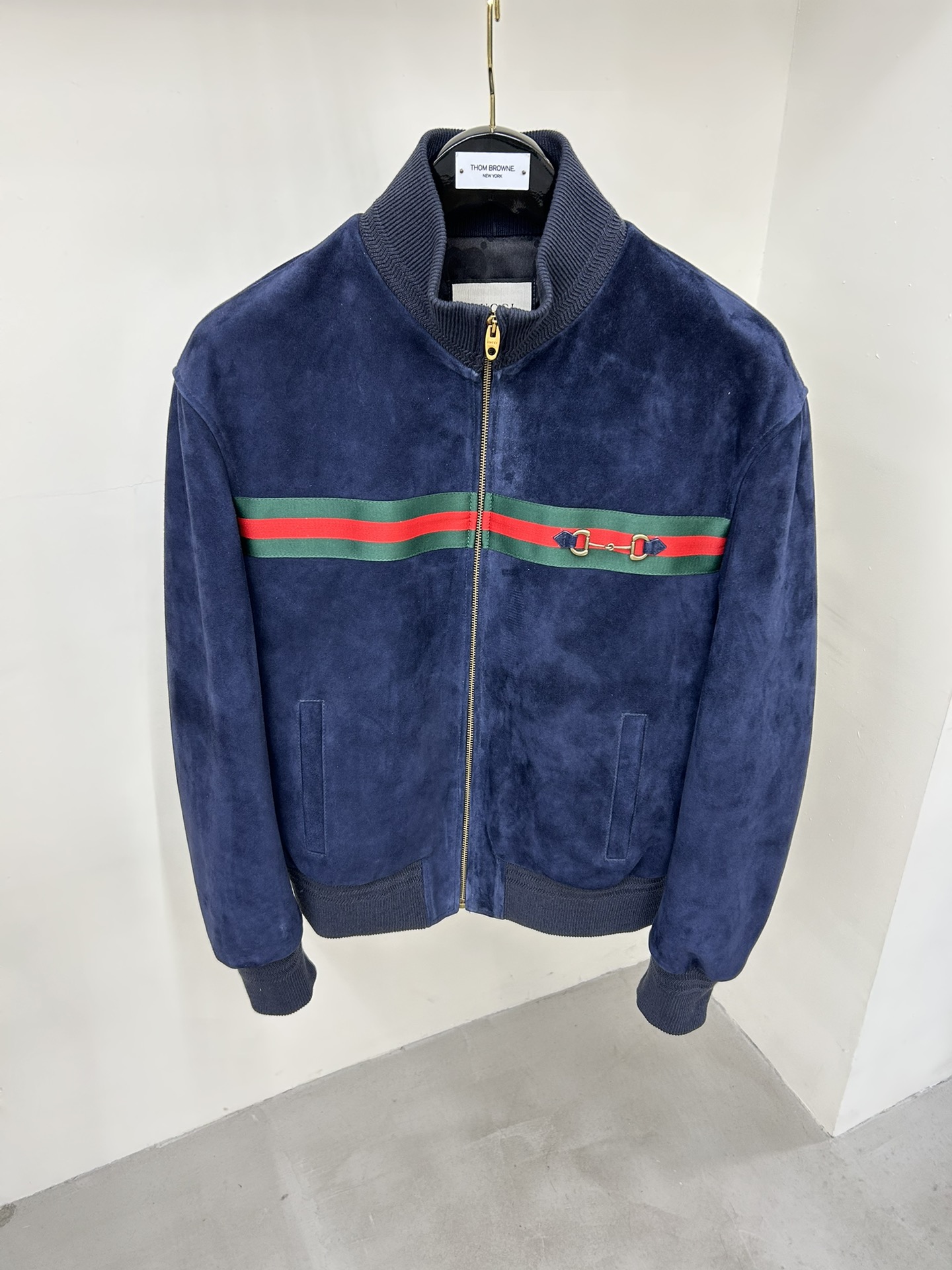 Nuevo modelo de GUCCI otoño-invierno 2023, chaqueta de cuero de gamuza con cremallera y cuello alto. Mucha gente se ena…