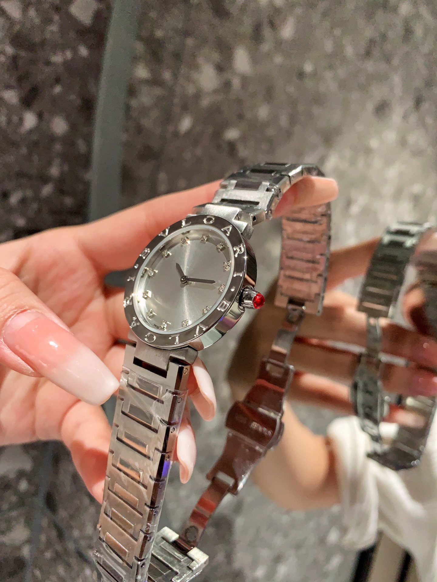 BVLGARI New Bv Boglician Wristwatch: Unique Design with Diamonds and Solar-Radiation Trails - 图片 4