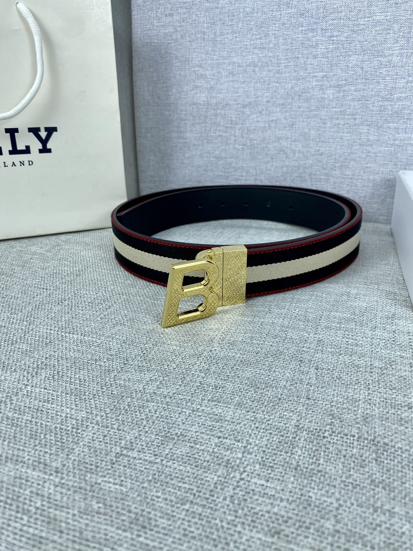 这款BBuckle腰带以合成织物制成