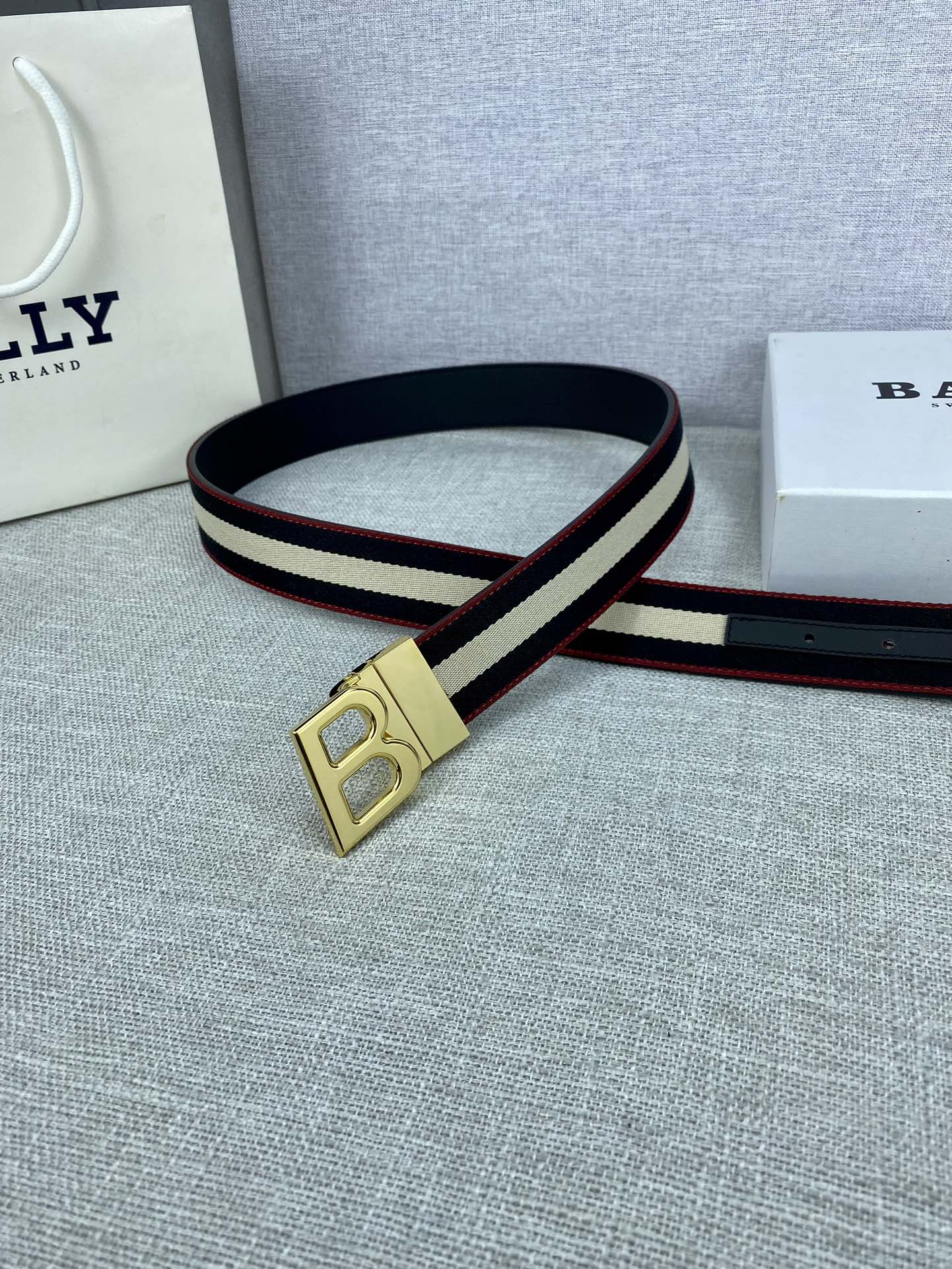 这款BBuckle腰带以合成织物制成